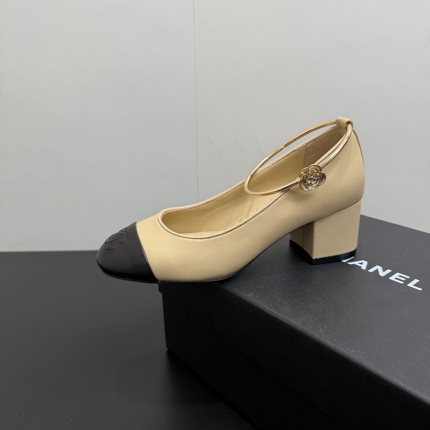 NO:650577,Chanel Chanel Xiaoxiang's official website new metal anklet ballet flats. The counters are crazy. They are the most popular style. The fairies at the counter are really knowledgeable about the goods. They don't get stuck or rub your feet. The texture is very soft and comfortable on the feet. The original imported calfskin has texture.  The lining is mixed sheepskin, exclusive private model hardware, original genuine leather sole Size 35-40 (40, 41 customized, non-returnable), single shoes, chanel, chanel, flats, cowhide, sheepskin19860909Chanel香奈儿小香 官网新品金属脚环芭蕾平底鞋 专柜简直疯抢了,最热门的款式,专柜仙女们真的太识货了,不卡脚也不会磨脚,质感上脚是非常柔软舒服的 原版进口小牛皮,有质感 内里为混种羊皮,独家私模五金,原版真皮底Size35-40（40,41定做不退换）,单鞋,chanel,chanel,flats,cowhide,sheepskin,Women's Shoes