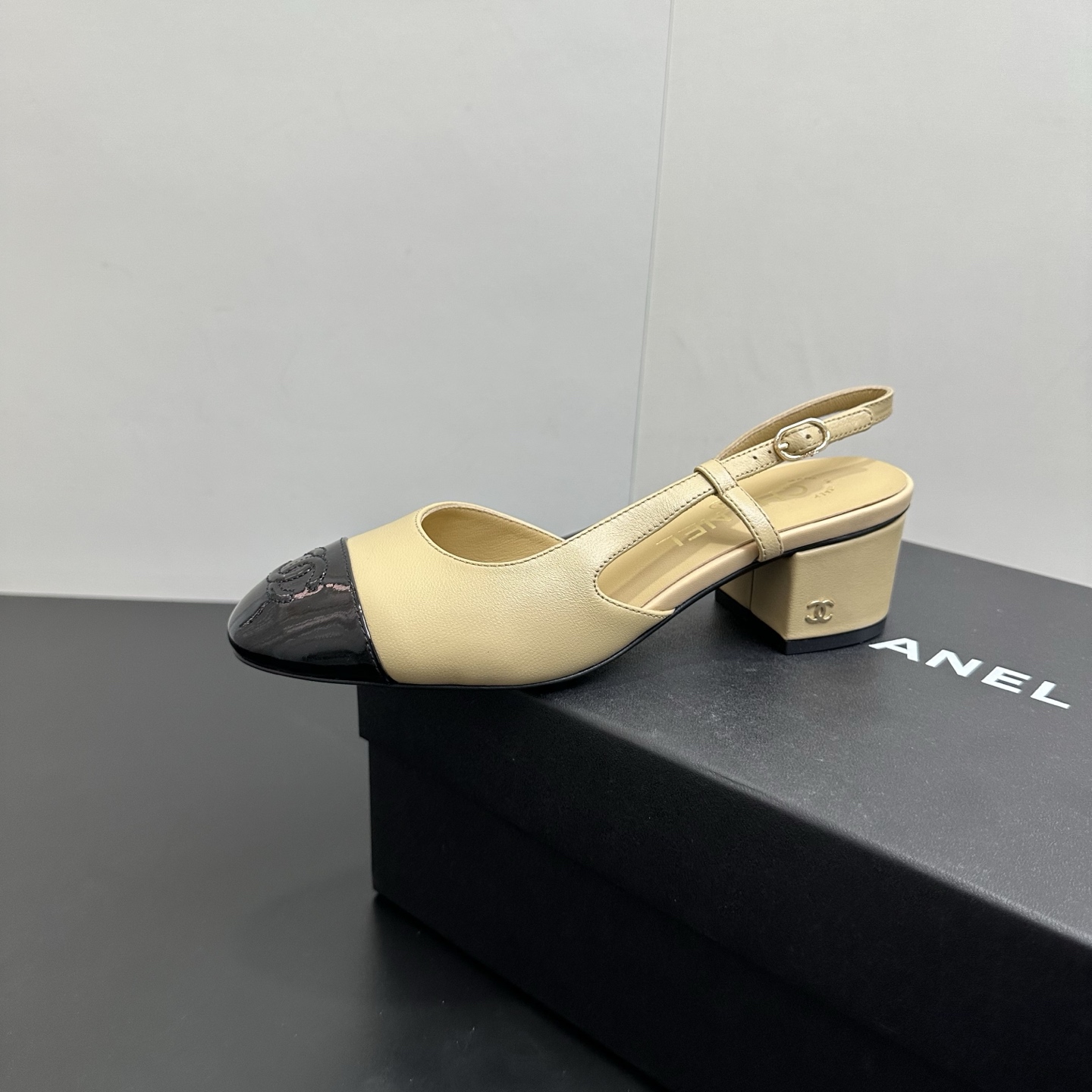 NO:650564,Spring and summer new Chanel Xiaoxiang 26C spring and summer new classic double C electric embroidery flat back empty sandals double color buckle sandals thick heel sandals  The iconic double C metal buckle embellishes the upper, and the simple back design exposes slender ankles. The flat shoe shape inherits the 'feeling on shit' comfortable gene, showing a relaxed posture when walking. Paired with a tweed skirt, it is a French retro style, and paired with high-waisted wide-leg pants, it shows neat commuting, making every step carry Xiaoxiang's unique elegant rhythm, becoming the key to style across scenes. I like to wear Chanel's slingback. This one finally came to my liking.  The upper foot is stunning~ The classic small round toe design, the elegant double C buckle combined with the metal, complement each other, very versatile, wearing is not tiring. Full of high-end feeling~ Lambskin upper, sheepskin lining, Italian A-grade genuine leather outsole, heel height 4.5cm/2cm, size 35-39 (40.41 custom-made, non-returnable),,chanel,chanel,sandals,flats,skirts,sheepskin,Leather  soles19860909春夏新款Chanel小香 26C春夏新款 经典双C电绣平底后空凉鞋双拼色搭扣凉鞋粗跟凉鞋 标志性双C金属扣点缀鞋面,简约后空设计露出纤细脚踝,平底鞋型承袭“踩屎感”舒适基因,行走间尽显松弛姿态.搭配斜纹软呢短裙是法式复古,配高腰阔腿裤显利落通勤,让每一步都带着小香独有的优雅韵律,成为跨越场景的风格密钥. 最喜欢穿香奈儿的slingback 这一个终于看到喜欢的 上脚惊艳~经典小圆头设计,优雅的双C扣与金属相结合,相得益彰,非常百搭,穿着不累脚.高级感满满~ 鞋面小羊皮 内里垫脚羊皮 鞋底意大利A级真皮大底 跟高4.5cm/2cm 码数35-39（40.41定做不退换）,,chanel,chanel,sandals,flats,skirts,sheepskin,Leather soles,Women's Shoes