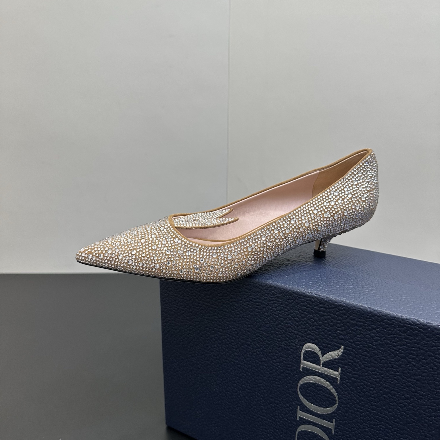 NO:650555,Dior Dior's 2026 spring and summer catwalk new style bling...bling...mesh crystal diamond hot-drilled full-diamond single shoes and wedding shoes series. Celebrities' same style rabbit ears rhinestone cat heels. The top high-end version on the market. Exclusive sale!  Crystal hot diamonds for embellishment!  Cute and playful, age-reducing without losing the sense of high-end ~ the sense of sight of a wealthy daughter ~ elegant and ladylike style!  Super beautiful on the feet ~ full of elegance. A must-have item for exquisite little fairies. Original custom-made frosted sheepskin upper with hot Australian rhinestones. Water-dyed sheepskin foot lining. Heel height: about 4cm. Size: 35-39 (40.41. Non-refundable), high-heeled shoes, dior, dior, high heels, sheepskin19860909Dior 迪奥 2026春夏走秀新款bling...bling...网纱水晶钻烫钻满钻单鞋婚鞋系列 明星同款兔耳朵水钻猫跟鞋 市面顶级高端版本 独家发售！水晶烫钻饰以点缀！ 可爱俏皮减龄又不失高级感～富家千金即视感～高雅大气名媛风！ 上脚超美～尽显优雅气质 精致小仙女必入单品 鞋面原版定制磨砂羊皮镶烫澳洲水钻 水染羊皮垫脚内里 跟高:约4cm 码数:35-39(40.41.定不退换),高跟鞋单鞋,dior,dior,high heels,sheepskin,Women's Shoes