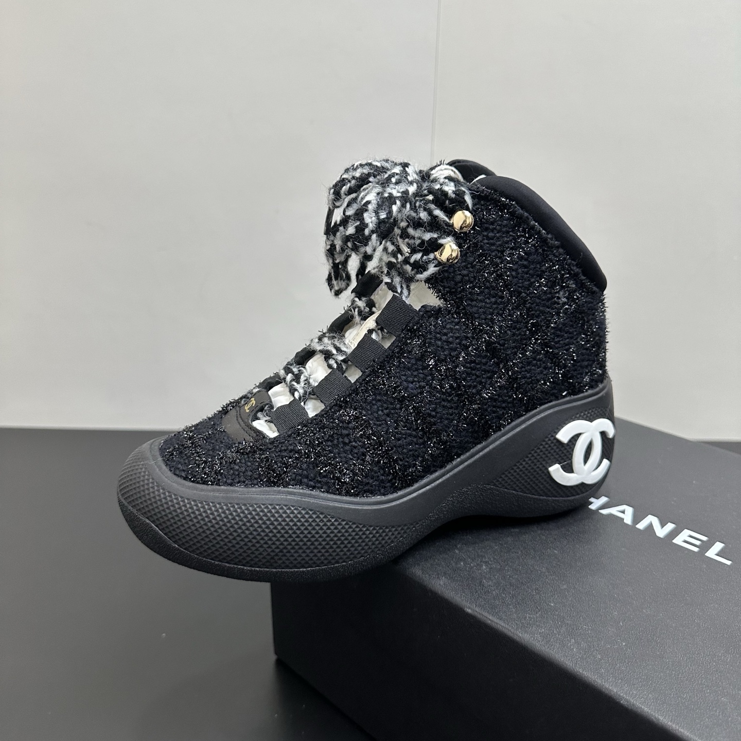 NO:650546,The most popular product in 2025 is Chanel (Chanel) 26K new ski boots, ski boots, high-top shoes, sports and leisure shoes, ready for sale!  Buy the original 1:1 replica. Every stitch and thread is of high standard. Imported sheepskin spliced ​​down cloth and sheepskin lining. Original customized TPU bottom with detachable buckle. Regardless of the shape, comfort, materials, workmanship, and packaging, we have put in all the effort!  Maybe we are not the cheapest on the market, but we are definitely the most cost-effective! Major celebrities and internet celebrities are rushing to buy them!  You definitely deserve it!  Women's size 35-39 (set at 40.41), casual shoes/sports shoes, chanel, chanel, boots, sneakers, down jacket, sheepskin198609092025年人气产品一香奈儿（Chanel）26K新款滑雪鞋滑雪靴高帮鞋运动休闲鞋现货发售！ 购原版1:1复刻. 每一针一线都高标准要求. 进口羊皮拼接羽绒布加羊皮里料 原版定制tpu底可拆卸扣. 不论从型体、舒适度、用料、做工、包装上面、我们都下足工夫！ 也许我们不是市场上最便宜的、但绝对是性价比至高的! 各大明星、网红争相抢购！ 您绝对值得拥有！女款35-39（40.41定）,休闲鞋/运动鞋,chanel,chanel,boots,sneakers,down jacket,sheepskin,Women's Shoes