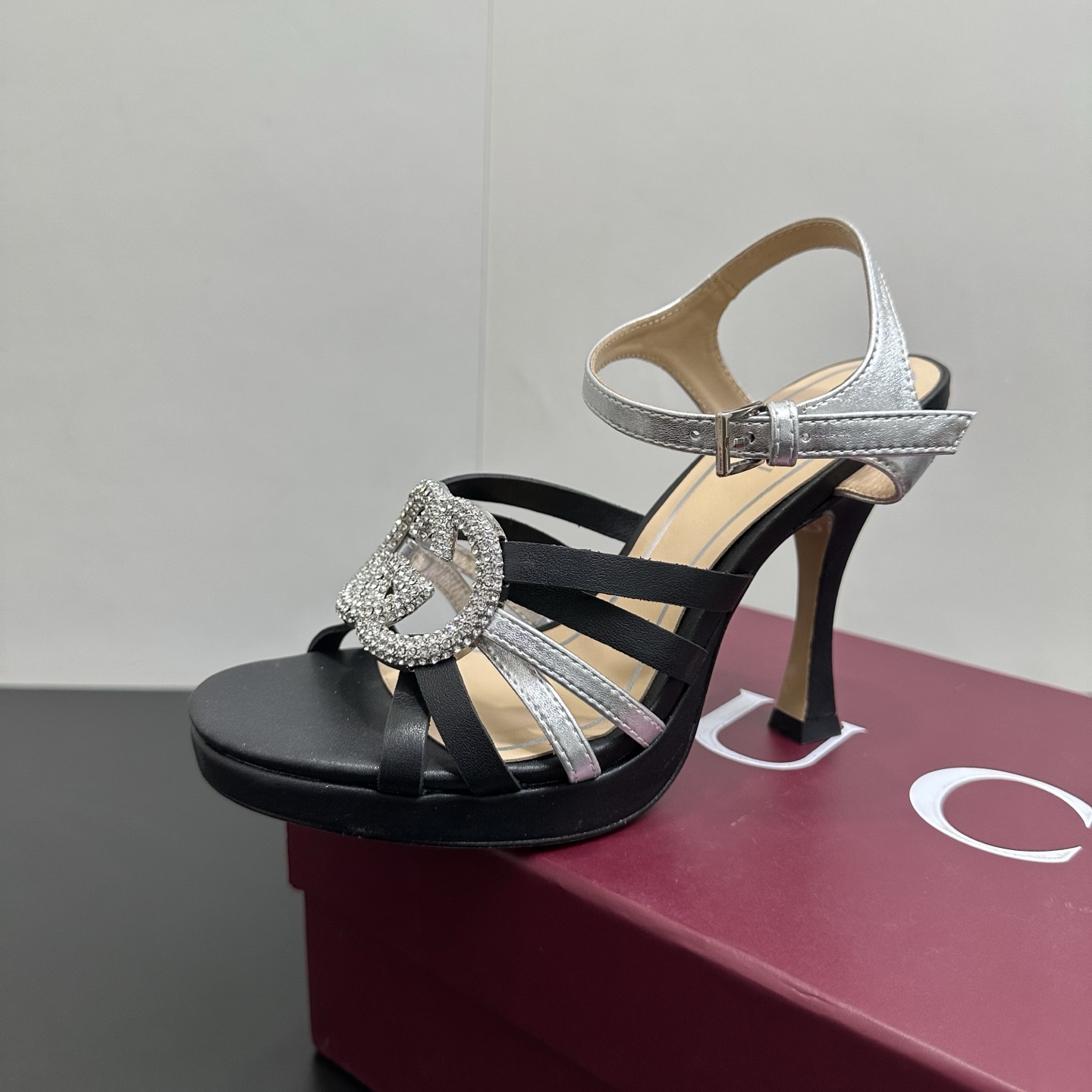 NO:650519,High version of GUCCI Gucci 2026 spring new women's diamond buckle super high heel Roman sandal high heels, catwalk style, original development. The shoe last is carefully polished for 3 months to ensure comfort. This year's super popular waterproof platform series, Gucci has also started to update this series ~ —————————————— Materials and fabrics Imported original sheepskin color matching Inner sheepskin lining Heel height 10.5cm, waterproof platform 2cm  Size 35-39 (40, 41 customized, high heels sandals, gucci, sandals, high heels, sheepskin19860909高版本GUCCI古奇 2026春季新款女士钻扣超高跟罗马凉鞋高跟鞋 走秀款,原版开发.为保证舒适度精心打磨鞋楦3个月之久.今年超流行防水台系列,gucci也开始了这个系列的更新了～ ——————————————— 材料面料进口原版羊皮拼色搭配 内里内里羊皮 跟高10.5cm,防水台2cm  码数35-39（40,41订做,高跟鞋凉鞋,gucci,sandals,high heels,sheepskin,Women's Shoes