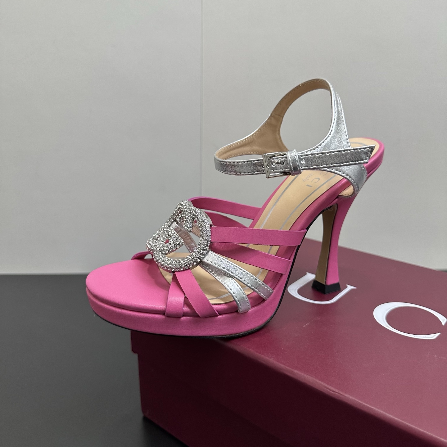 NO:650525,High version of GUCCI Gucci 2026 spring new women's diamond buckle super high heel Roman sandal high heels, catwalk style, original development. The shoe last is carefully polished for 3 months to ensure comfort. This year's super popular waterproof platform series, Gucci has also started to update this series ~ —————————————— Materials and fabrics Imported original sheepskin color matching Inner sheepskin lining Heel height 10.5cm, waterproof platform 2cm  Size 35-39 (40, 41 customized), high heels and sandals, gucci, sandals, high heels, sheepskin19860909高版本GUCCI古奇 2026春季新款女士钻扣超高跟罗马凉鞋高跟鞋 走秀款,原版开发.为保证舒适度精心打磨鞋楦3个月之久.今年超流行防水台系列,gucci也开始了这个系列的更新了～ ——————————————— 材料面料进口原版羊皮拼色搭配 内里内里羊皮 跟高10.5cm,防水台2cm  码数35-39（40,41订做）,高跟鞋凉鞋,gucci,sandals,high heels,sheepskin,Women's Shoes