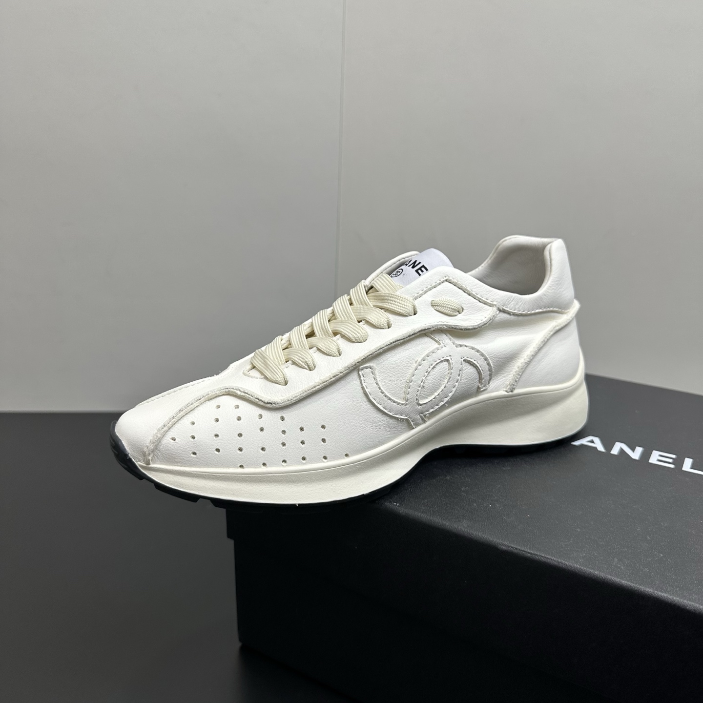 NO:650531,Chanel Chanel's most anticipated thick-soled casual sneakers of the year. I love you at first glance. They can be worn casually. They double the sense of fashion. They look taller and look stunning. A must-have casual sneaker for shoe lovers. Sheepskin upper with nubuck leather. Breathable mesh inside. Original molded outsole. Size 35-39 (40 41 custom-made), casual shoes/sports shoes, chanel, chanel, sneakers, sheepskin19860909Chanel香奈儿年度最期待的厚底跟休闲运动鞋  一眼心动 随便一搭 时髦感倍增 显高又出片 爱鞋星人必入的一款休闲运动鞋  鞋面羊皮拼接磨砂皮 内里透气网 原版开模大底 尺码35-39（40 41定做）,休闲鞋/运动鞋,chanel,chanel,sneakers,sheepskin,Women's Shoes