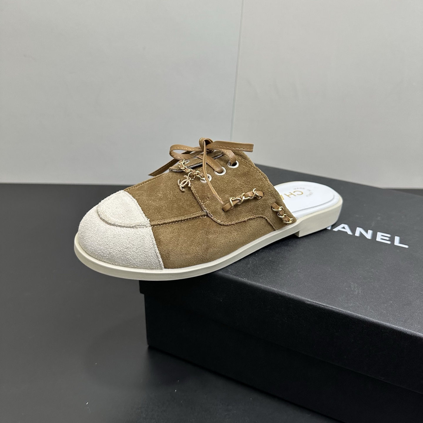 NO:650515,Chanel 26C new spliced chain casual shoes, wool-lined flats, half-slippers, lazy shoes, cap-toe off, more holiday and casual style, lighter and brighter colors. This season's shoes really surprised me. They retain the classic elements of Xiaoxiang's double toe and apply them to different styles of shoes. They are extremely versatile and comfortable. My heart is really touched. Suede upper, sheepskin lining, original TPU outsole  Size:35-40, half drag, chanel, flats, slippers, sheepskin, chamois leather19860909Chanel 26C新款拼接链条休闲鞋羊毛里平底鞋半拖鞋懒人鞋包头脱 偏度假休闲的风格,色彩比较轻快明亮. 这一季的鞋子的的确确让我觉得惊喜,保留了小香双拼头的经典元素,运用在了不同款式的鞋子上,百搭程度和舒适度都很绝,我的心真的是被狠狠拿捏了. 鞋面麂皮 内里羊皮 原版tpu大底 Size:35-40,半拖,chanel,flats,slippers,sheepskin,chamois leather,Women's Shoes