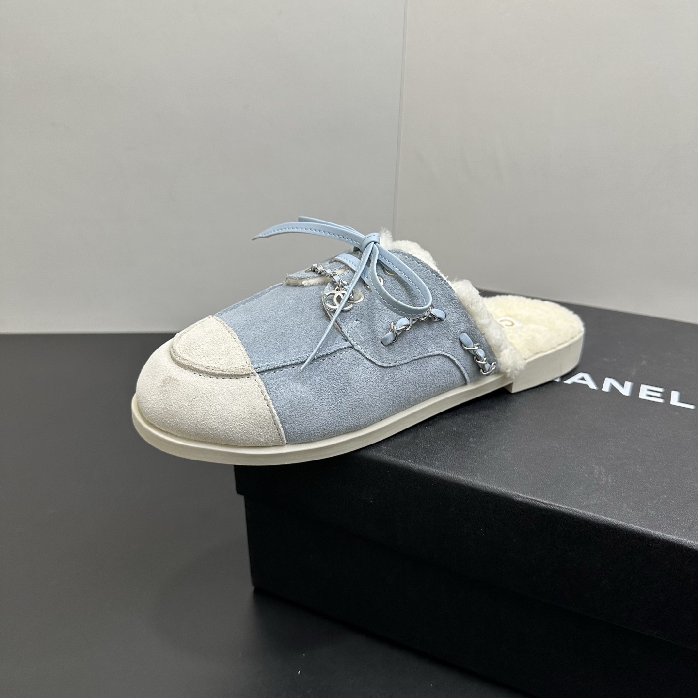 NO:650520,Chanel 26C new spliced chain casual shoes, wool-lined flats, half-slippers, lazy shoes, toe-toe slippers, more holiday and casual style, lighter and brighter colors. This season's shoes really surprised me. They retain the classic elements of Xiaoxiang's double-toe design and use them in different styles of shoes. They are extremely versatile and comfortable. My heart is really touched. Suede upper, wool lining, original TPU outsole  Size:35-40, half drag, chanel, flats, slippers, chamois leather19860909Chanel 26C新款拼接链条休闲鞋羊毛里平底鞋半拖鞋懒人鞋包头拖 偏度假休闲的风格,色彩比较轻快明亮. 这一季的鞋子的的确确让我觉得惊喜,保留了小香双拼头的经典元素,运用在了不同款式的鞋子上,百搭程度和舒适度都很绝,我的心真的是被狠狠拿捏了. 鞋面麂皮 内里羊毛里 原版tpu大底 Size:35-40,半拖,chanel,flats,slippers,chamois leather,Women's Shoes