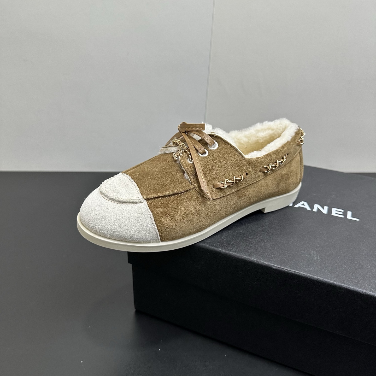 NO:650532,Chanel 26C's new spliced chain casual shoes, wool-lined flats, have a holiday and casual style, and the colors are relatively light and bright. This season's shoes really surprised me. They retain the classic elements of Xiaoxiang's double-headed shoes and apply them to different styles of shoes. They are extremely versatile and comfortable. My heart is really touched. Suede upper, wool lining, original TPU outsole  Size:35-40,loafers,chanel,loafers,flats,chamois leather19860909Chanel 26C新款拼接链条休闲鞋羊毛里平底鞋 偏度假休闲的风格,色彩比较轻快明亮. 这一季的鞋子的的确确让我觉得惊喜,保留了小香双拼头的经典元素,运用在了不同款式的鞋子上,百搭程度和舒适度都很绝,我的心真的是被狠狠拿捏了. 鞋面麂皮 内里羊毛里原版tpu大底 Size:35-40,乐福鞋,chanel,loafers,flats,chamois leather,Women's Shoes