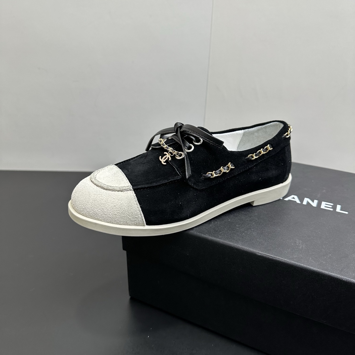 NO:650526,Chanel 26C new spliced chain casual shoes and flats are more holiday and casual style, and the colors are relatively light and bright. This season's shoes really surprised me. They retain the classic elements of Xiaoxiang's double-jointed toe and apply them to different styles of shoes. They are extremely versatile and comfortable. My heart is really touched. Suede upper, sheepskin lining, original TPU outsole  Size:35-40,loafers,chanel,loafers,flats,sheepskin,chamois leather19860909Chanel 26C新款拼接链条休闲鞋平底鞋 偏度假休闲的风格,色彩比较轻快明亮. 这一季的鞋子的的确确让我觉得惊喜,保留了小香双拼头的经典元素,运用在了不同款式的鞋子上,百搭程度和舒适度都很绝,我的心真的是被狠狠拿捏了. 鞋面麂皮 内里羊皮 原版tpu大底 Size:35-40,乐福鞋,chanel,loafers,flats,sheepskin,chamois leather,Women's Shoes