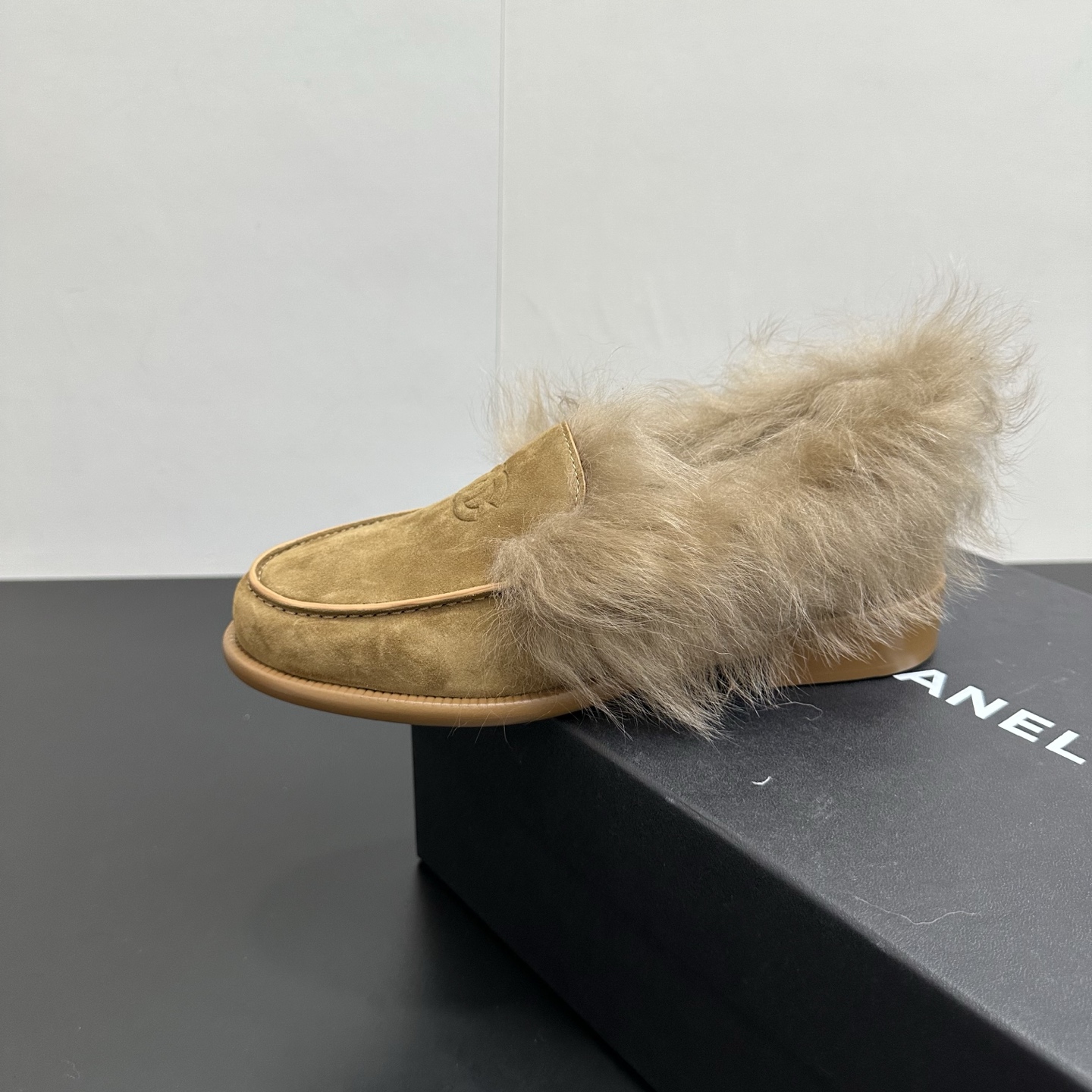 NO:650539,2025 autumn and winter CHANEL Tuscan wool loafers flat shoes. Selected high-quality leather and soft wool, the classic double C logo highlights the brand style. Available in black, white and brown colors, the slip-on design is suitable for a variety of wearing styles, whether you are commuting to the workplace or casual outings, it can add a sense of sophistication to you. Plush details resist the coolness, making it a textured choice for autumn and winter shoes. Fabric: Sheepskin Tuscan wool lining Insole Sheepskin  Genuine leather sole, size 35-39 (40 fixed), loafers, chanel, chanel, loafers, sheepskin198609092025秋冬CHANEL香奈儿托斯卡纳毛乐福鞋平底单鞋.精选优质皮革与柔软羊毛,经典双C标识彰显品牌格调.黑、白、棕多色可选,一脚蹬设计适配多种穿搭风格,无论是职场通勤还是休闲出街,都能为你增添精致感,更以毛绒细节抵御凉意,是秋冬鞋履的质感之选. 面料:羊皮 内里托斯卡纳毛  鞋垫羊皮 鞋底真皮底  码数35-39（40定）,乐福鞋毛毛鞋,chanel,chanel,loafers,sheepskin,Women's Shoes