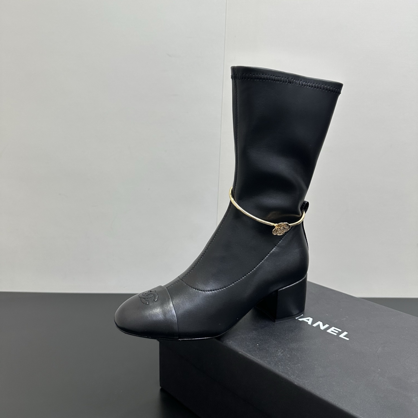NO:650545,Chanel Chanel's 2025 autumn and winter catwalk style metal anklet square heel elastic boots with inner zipper mid-heel boots shocked everyone when they appeared on the fashionable T stage in Milan, and successfully promoted to the dream boots of fashion people. The classic double C logo is combined with the giant pearl heel design, which is simple and elegant and shows the brand style. It is a hit in any photo. The giant pearl heel is a miracle, breaking the conventional design, which not only adds a luxurious and romantic atmosphere to the whole  The upper is made of high-quality elastic material, which can perfectly fit the calf line, modify the leg shape, make the legs look straight and slender, and is easy to put on and take off without feeling restrained when walking. It can be easily adapted from the streets of the bustling city to the party scene. Paired with a pair of slim jeans, you can instantly transform into a cool street trendy person, put on a gorgeous evening dress, and become the elegant focus of the dinner. This pair of boots is not just a pair of shoes, but also the embodiment of fashion spirit!  It is an excellent choice for fashionistas to express their personality and taste!  Upper elastic sheepskin, lining foot pads with elastic lycra/sheepskin, Italian genuine leather outsole, heel height 5cm, tube height 24cm, minimum ankle point 23cm, size 35-39 (40.41 custom-made, non-refundable), boots, chanel, chanel, boots, jeans, sheepskin, Leather soles19860909Chanel 香奈儿小香2025秋冬走秀款金属脚环方跟 弹力靴内拉链中跟中筒靴长靴 在米兰时尚的T台上 亮相便艳惊四座,成功晋升为潮流人士的梦中情靴 .经典的双C标志与巨型珍珠跟设计相结合,简洁大气又尽显品牌格调 随便一拍都很出片.那巨型珍珠鞋跟更是神来之笔,突破常规的设计 不仅为整体增添了奢华浪漫的氛围 . 鞋面采用高品质弹力材质 能完美贴合小腿线条 修饰腿型 让双腿看起来笔直修长,而且穿脱方便 行走时也不会有束缚感.从繁华都市的街头 派对的现场 它都能轻松适配,搭配一条修身牛仔裤 瞬间化身酷飒的街头潮人,换上一袭华丽晚装 成为晚宴上的优雅焦点 这双靴子 不只是一双鞋履 更是时尚精神的具象化！ 是时尚达人们表达个性与品味的绝佳选择！ 鞋面弹力羊皮 内里垫脚贴合弹力莱卡/羊皮 鞋底意大利真皮大底 跟高5cm 筒高24cm 脚踝最小处23cm 码数35-39（40.41定做不退换）,靴子,chanel,chanel,boots,jeans,sheepskin,Leather soles,Women's Shoes
