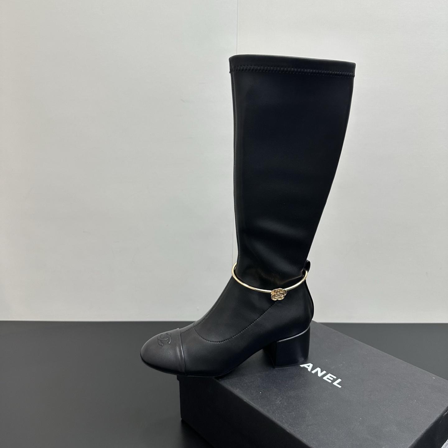 NO:650554,Chanel Chanel's 2025 autumn and winter catwalk style metal anklet square heel elastic boot with inner zipper mid-heel high boots shocked everyone when it appeared on the fashionable T stage in Milan, and has successfully been promoted to the dream boots of fashion people. The classic double C logo is combined with the giant pearl heel design, which is simple and elegant and fully displays the brand style. It is a hit in any photo. The giant pearl heel is a miracle, breaking the conventional design, which not only adds a luxurious and romantic atmosphere to the whole  The upper is made of high-quality elastic material, which can perfectly fit the calf line, modify the leg shape, make the legs look straight and slender, and is easy to put on and take off without feeling restrained when walking. It can be easily adapted from the streets of the bustling city to the party scene. Paired with a pair of slim jeans, you can instantly transform into a cool street trendy person, put on a gorgeous evening dress, and become the elegant focus of the dinner. This pair of boots is not just a pair of shoes, but also the embodiment of fashion spirit!  It is an excellent choice for fashionistas to express their personality and taste!  Upper elastic sheepskin, lining foot pads fit elastic lycra/sheepskin, sole Italian genuine leather outsole, heel height 5cm, barrel height 36cm, minimum ankle point 23cm, size 35-39 (40.41 custom-made, non-returnable), boots, chanel, chanel, boots, jeans, sheepskin, Leather soles19860909Chanel 香奈儿小香2025秋冬走秀款金属脚环方跟 弹力靴内拉链中跟高靴长靴 在米兰时尚的T台上 亮相便艳惊四座,成功晋升为潮流人士的梦中情靴 .经典的双C标志与巨型珍珠跟设计相结合,简洁大气又尽显品牌格调 随便一拍都很出片.那巨型珍珠鞋跟更是神来之笔,突破常规的设计 不仅为整体增添了奢华浪漫的氛围 . 鞋面采用高品质弹力材质 能完美贴合小腿线条 修饰腿型 让双腿看起来笔直修长,而且穿脱方便 行走时也不会有束缚感.从繁华都市的街头 派对的现场 它都能轻松适配,搭配一条修身牛仔裤 瞬间化身酷飒的街头潮人,换上一袭华丽晚装 成为晚宴上的优雅焦点 这双靴子 不只是一双鞋履 更是时尚精神的具象化！ 是时尚达人们表达个性与品味的绝佳选择！ 鞋面弹力羊皮 内里垫脚贴合弹力莱卡/羊皮 鞋底意大利真皮大底 跟高5cm 筒高36cm 脚踝最小处23cm 码数35-39（40.41定做不退换）,靴子,chanel,chanel,boots,jeans,sheepskin,Leather soles,Women's Shoes