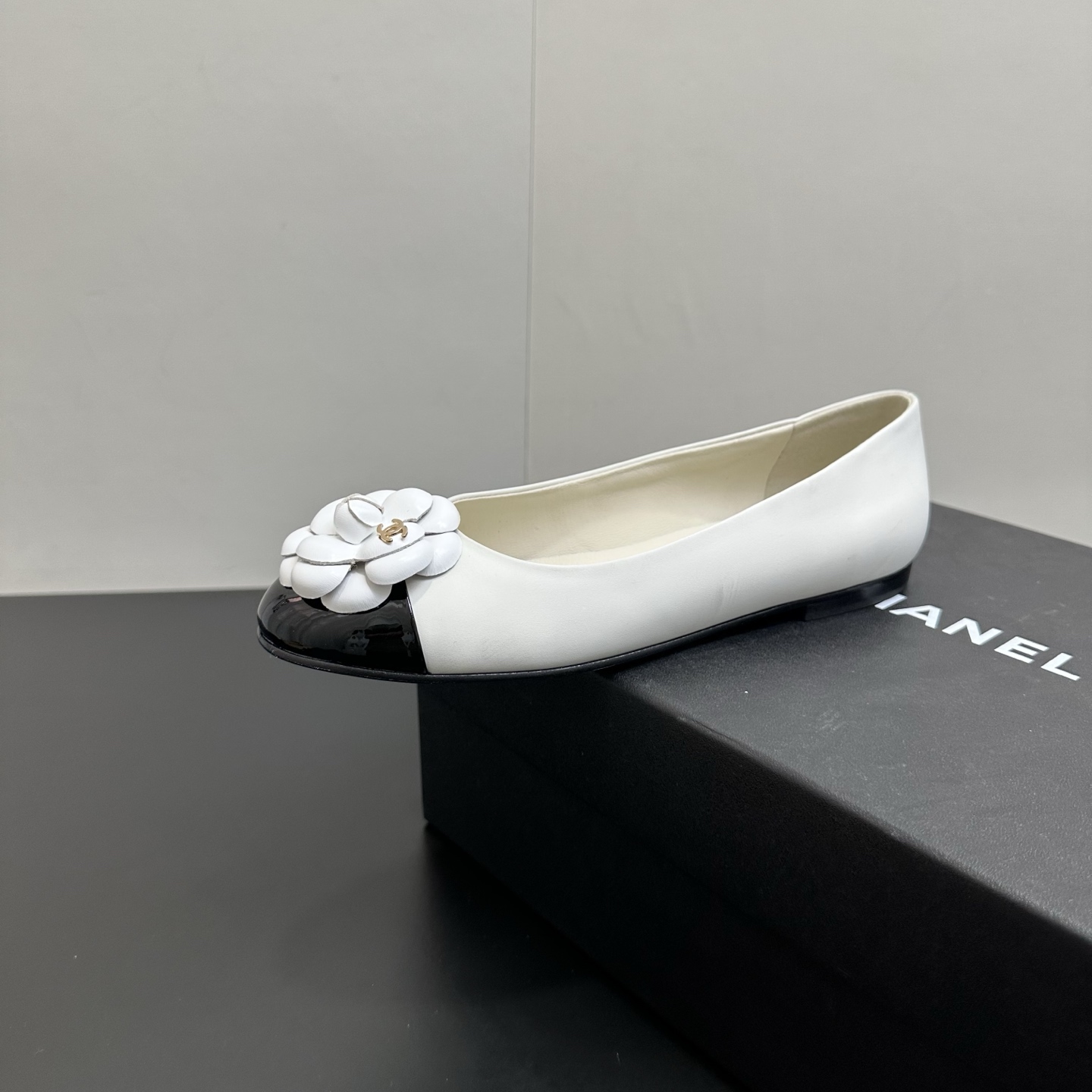 NO:650563,Early autumn new Chanel 25B small fragrant Camellia Mary Jane flat ballet shoes. Chanel Camellia Mary Jane is an exclusive treasure for sweet and cool girls. It cleverly combines the sweet camellia elements with the cool Mary Jane style, colliding with a unique fashion spark. The gentleness of the camellia adds a touch of romantic tenderness to the shoes; and the retro toughness of the Mary Jane shoes gives them a sense of unruliness. Sheepskin upper, sheepskin lining.  Sole Italian genuine leather outsole, size 35-39 (40.41 custom-made, non-refundable), single shoes, chanel, chanel, mary jane, sheepskin, Leather soles19860909早秋新款Chanel 25B 小香山茶花玛丽珍平底单鞋芭蕾舞鞋 香奈儿山茶花玛丽珍甜酷女孩的专属宝藏 它巧妙地将甜美的山茶花元素与酷帅的玛丽珍风格完美融合,碰撞出别具一格的时尚火花.山茶花的温柔婉约,为鞋子增添了一抹浪漫柔情；而玛丽珍鞋型的复古坚韧,又赋予其一份率性不羁. 鞋面羊皮 内里垫脚羊皮 鞋底意大利真皮大底 码数35-39（40.41定做不退换）,单鞋,chanel,chanel,mary jane,sheepskin,Leather soles,Women's Shoes