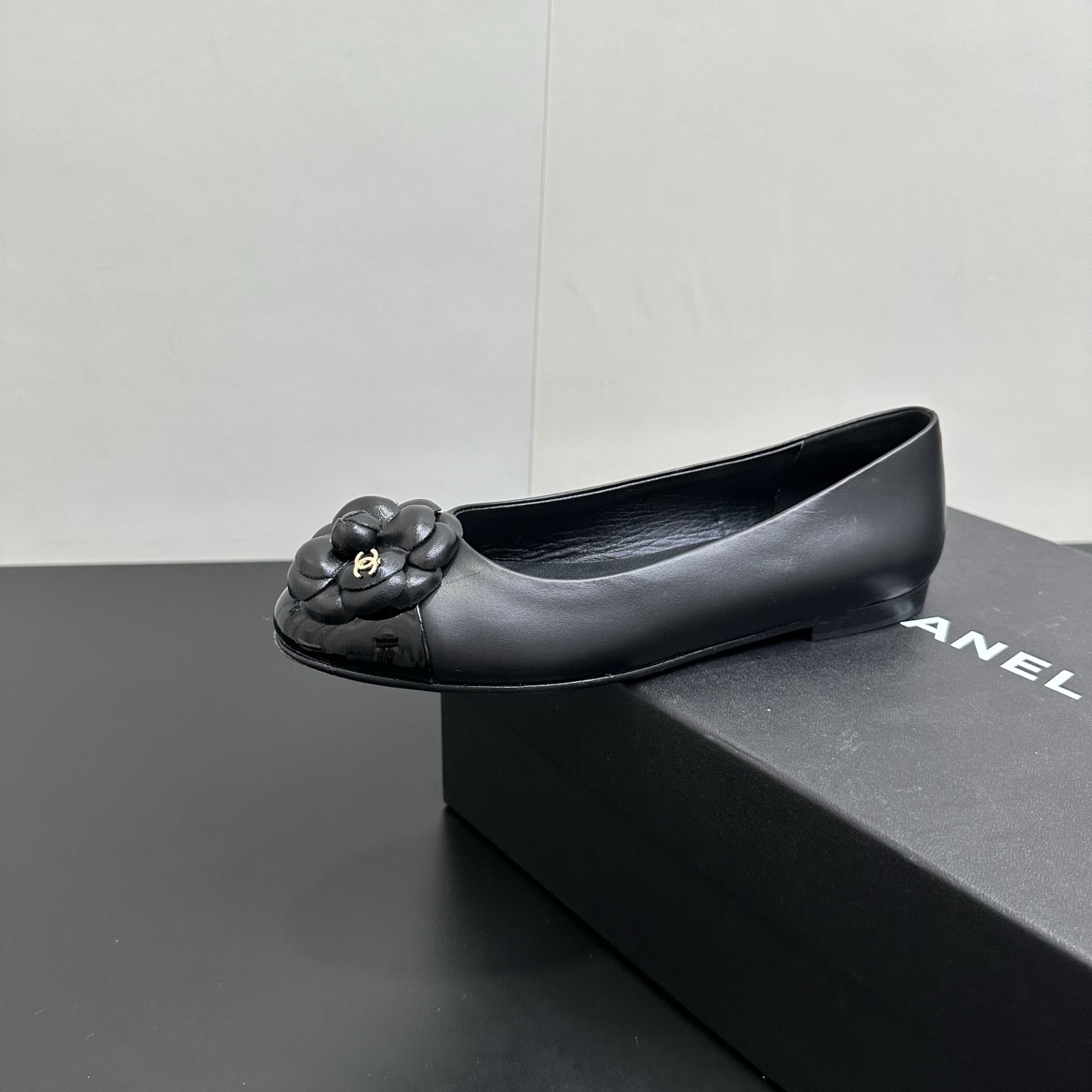 NO:650572,Early autumn new Chanel 25B small fragrant Camellia Mary Jane flat ballet shoes. Chanel Camellia Mary Jane is an exclusive treasure for sweet and cool girls. It cleverly combines the sweet camellia elements with the cool Mary Jane style, colliding with a unique fashion spark. The gentleness of the camellia adds a touch of romantic tenderness to the shoes; and the retro toughness of the Mary Jane shoes gives them a sense of unruliness. Sheepskin upper, sheepskin lining.  Sole Italian genuine leather outsole, size 35-39 (40.41 custom-made, non-returnable, single shoes, chanel, chanel, mary jane, sheepskin, Leather soles19860909早秋新款Chanel 25B 小香山茶花玛丽珍平底单鞋芭蕾舞鞋 香奈儿山茶花玛丽珍甜酷女孩的专属宝藏 它巧妙地将甜美的山茶花元素与酷帅的玛丽珍风格完美融合,碰撞出别具一格的时尚火花.山茶花的温柔婉约,为鞋子增添了一抹浪漫柔情；而玛丽珍鞋型的复古坚韧,又赋予其一份率性不羁. 鞋面羊皮 内里垫脚羊皮 鞋底意大利真皮大底 码数35-39（40.41定做不退换,单鞋,chanel,chanel,mary jane,sheepskin,Leather soles,Women's Shoes