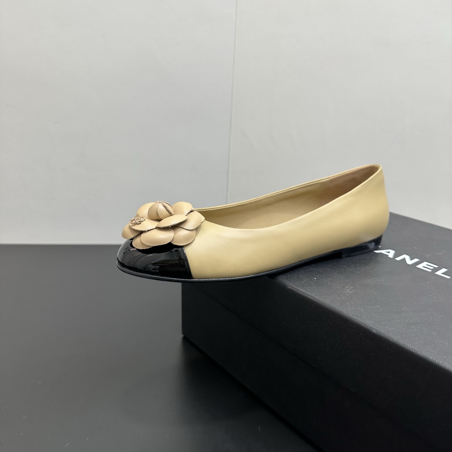 NO:650510,Early autumn new Chanel 25B small fragrant Camellia Mary Jane flat ballet shoes. Chanel Camellia Mary Jane is an exclusive treasure for sweet and cool girls. It cleverly combines the sweet camellia elements with the cool Mary Jane style, colliding with a unique fashion spark. The gentleness of the camellia adds a touch of romantic tenderness to the shoes; and the retro toughness of the Mary Jane shoes gives them a sense of unruliness. Sheepskin upper, sheepskin lining.  Sole Italian genuine leather outsole, size 35-39 (40.41 custom-made, non-refundable), single shoes, chanel, chanel, mary jane, sheepskin, Leather soles19860909早秋新款Chanel 25B 小香山茶花玛丽珍平底单鞋芭蕾舞鞋 香奈儿山茶花玛丽珍甜酷女孩的专属宝藏 它巧妙地将甜美的山茶花元素与酷帅的玛丽珍风格完美融合,碰撞出别具一格的时尚火花.山茶花的温柔婉约,为鞋子增添了一抹浪漫柔情；而玛丽珍鞋型的复古坚韧,又赋予其一份率性不羁. 鞋面羊皮 内里垫脚羊皮 鞋底意大利真皮大底 码数35-39（40.41定做不退换）,单鞋,chanel,chanel,mary jane,sheepskin,Leather soles,Women's Shoes