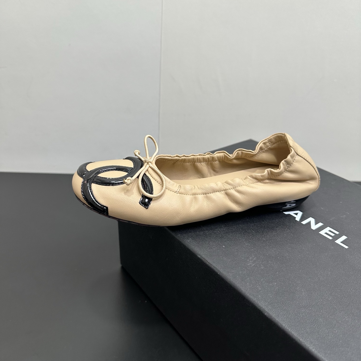 NO:650538,Chanel Chanel Xiaoxiangfeng Kangpeng Elastic Flat Ballet Shoes Boat Shoes A fusion of classic and fashion: Chanel’s iconic double logos are presented on the upper in a simple and eye-catching way, paired with the classic diamond pattern design, full of high-end sense. The flat ballet shoes style is retro and fashionable, perfectly integrating the Chan family’s consistent elegance and fashion. Wearing them seems to have the halo of the protagonist, and the temperament is directly enhanced!  Absolutely versatile, perfect comfort experience. Soft soles and a design that fits the foot shape make it light to walk. Even if you wear it for a long time, your feet will not be tired. You can easily hold it when shopping and commuting. All sheepskin original bottom. Size 35-39 (40.41 fixed), single shoes, chanel, chanel, chanel, sheepskin19860909Chanel 香奈儿 小香风康鹏松紧平底芭蕾舞鞋船鞋 经典与时尚的融合:香家标志性的双logo ,以简洁又吸睛的方式呈现在鞋面上,搭配上经典的菱格纹设计,满满的高级感扑面而来.平底的芭蕾舞鞋款式,复古又时髦,将香家一贯的优雅与时尚完美融合,穿上它 仿佛自带主角光环,气质这 直接拉满! 绝对百搭王,舒适体验感满分 柔软的鞋底和贴合脚型的设计,走起路来轻 在,就算长时间穿着也不会 累脚,逛街、通勤都能轻松hold 住 全羊皮 原版底 码数35-39（40.41定）,单鞋,chanel,chanel,chanel,sheepskin,Women's Shoes