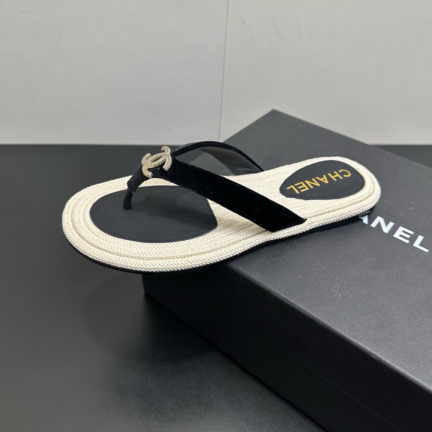 NO:650542,CHANEL Chanel Xiaoxiang 25P new spring and summer double C flip-flops. Summer flip-flops inexplicably make people feel free. The double C logo is inlaid on the upper. It is so exquisite and looks so beautiful. The upper feet are super delicate and white!  Upper sheepskin/velvet lining sheepskin Handmade hemp rope braided sole Genuine leather sole Size35-39 (customized 40/41), split-toe shoes, chanel, chanel, slippers, sheepskin19860909CHANEL香奈儿小香25P春夏新品双C夹趾夹脚人字拖鞋 夏天的人字拖莫名让人感到自由 鞋面镶嵌了双C标志 太精致了 也太好看了吧 上脚超秀气显白！ 鞋面羊皮/天鹅绒 内里羊皮 手工麻绳编织底 真皮底 Size35-39（40/41定制）,分趾鞋,chanel,chanel,slippers,sheepskin,Women's Shoes