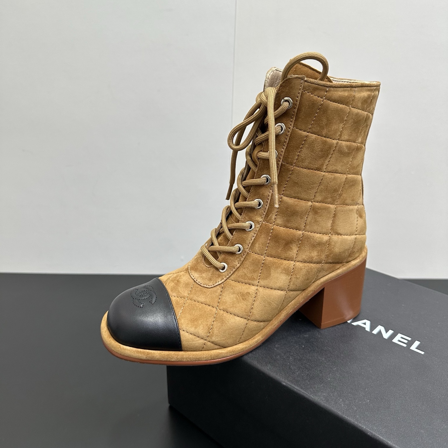 NO:650535,Chanel Chanel Xiaoxiang's classic diamond double C buckle motorcycle style inner zipper short boots lace-up mid-heeled Martin boots. When the equestrian-inspired diamond pattern meets the tough silhouette of the street motorcycle, Xiaoxiang redefines the boundary between classic and individuality with a pair of short boots. The classic diamond dark pattern on the side hides the brand password. This pair of short boots has never been just an autumn and winter shoe, but also a style token that spans seasons, allowing elegance and sharpness to perfectly coexist at the ankle.  Nubuck sheepskin upper, sheepskin lining, molded rubber non-slip outsole, size 35-39 (40.41 custom-made, non-returnable), boots, chanel, chanel, boots, sheepskin19860909Chanel 香奈儿小香经典款 菱格双C扣机车风内拉链短靴系带中跟马丁靴 当马术灵感的菱格纹邂逅街头机车的硬朗轮廓 小香用一双短靴重新定义经典与个性的边界. 侧边经典菱格暗纹暗藏品牌密码,这双短靴从来不止是秋冬鞋履 更是跨越季节的风格信物,让优雅与锋芒在脚踝处完美共生. 鞋面磨砂羊皮 内里垫脚羊皮 鞋底开模橡胶防滑大底 码数35-39（40.41定做不退换）,靴子,chanel,chanel,boots,sheepskin,Women's Shoes