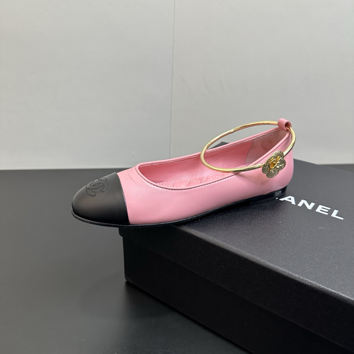 NO:653145,Chanel Chanel Xiaoxiang's official website new metal anklet ballet flats. The counters are crazy. They are the most popular style. The fairies at the counter are really knowledgeable about the goods. They don't get stuck or rub your feet. The texture is very soft and comfortable on the feet. The original imported calfskin has texture.  The lining is mixed sheepskin, exclusive private model hardware, original genuine leather sole Size 35-40 (40, 41 customized, non-returnable), single shoes, chanel, chanel, flats, cowhide, sheepskin19860909Chanel香奈儿小香 官网新品金属脚环芭蕾平底鞋 专柜简直疯抢了,最热门的款式,专柜仙女们真的太识货了,不卡脚也不会磨脚,质感上脚是非常柔软舒服的 原版进口小牛皮,有质感 内里为混种羊皮,独家私模五金,原版真皮底Size35-40（40,41定做不退换）,单鞋,chanel,chanel,flats,cowhide,sheepskin,Women's Shoes