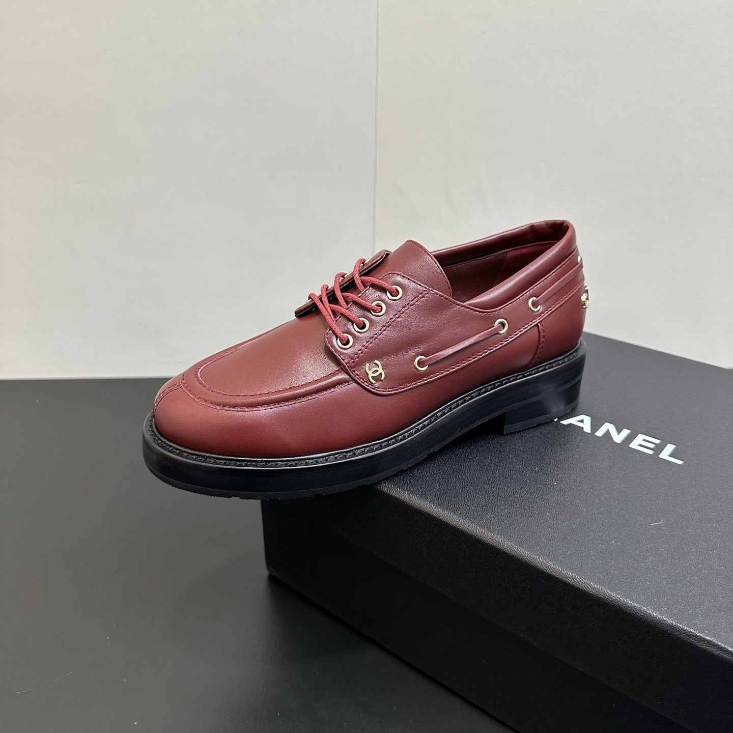 NO:653139,Chanel · Chanel 2026A new Xiaoxiang thick-soled big-toe lace-up loafers. The top version of the original version is purchased, developed and manufactured. Another super hot model in the Xiaoxiang counter. It is the favorite of Internet celebrity bloggers and ladies. It is extremely popular with various praises on social platforms. Seeing this issue can always arouse the inner demands of fashion among girls!  Made of the latest woolen and wrinkled cow patent leather materials, it is fashionable and easy to take care of!  Fabric: cowhide ~ open edge beads, lining sheepskin, original molded non-slip TPU sole, sole thickness about 3.5cm, size 35-41 (40 41 customized), loafers, chanel, chanel, loafers, cowhide, sheepskin19860909Chanel·香奈儿 2026A新款小香厚底大头鞋系带乐福鞋 顶级版本原版购入开发做货 小香专柜又一超级大爆款,网红博主小姐姐们的挚爱,社交平台的各种夸赞,人气超高,看到这期总能唤起少女内心对时髦的诉求！最新毛呢和皱牛漆皮材质,上脚时髦感十足,容易打理！ 面料牛皮~开边珠 内里羊皮 鞋底原版开模防滑tpu底 底厚约3.5cm 码数35-41（40 41定做）,乐福鞋,chanel,chanel,loafers,cowhide,sheepskin,Women's Shoes