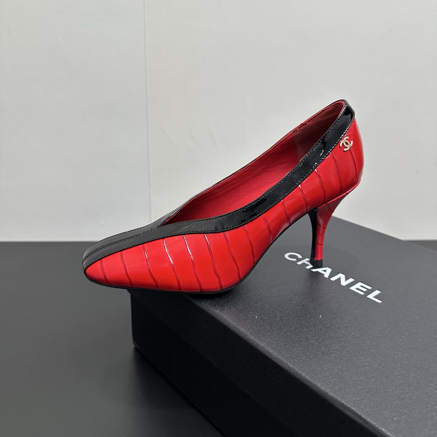 NO:653131,CHANEL Chanel Xiaoxiang 2026ss early spring latest stone pattern crocodile pattern high-heeled shoes, minimalist design, super easy to match with daily style, no matter the height, the texture is impeccable. The small round toe design makes you slim and not picky about the foot shape, the unique color matching design, the upper foot is very cute and easy to put on and take off. The upper is imported cowhide, the sheepskin lining/foot pad, the heel height is 8cm, the outsole is custom-made leather outsole  Size 35-39 (40.41 customized), high-heeled shoes, chanel, chanel, high heels, cowhide, sheepskin, Leather soles19860909CHANEL香奈儿小香2026ss早春最新石头纹鳄鱼纹高跟单鞋 极简设计 超好搭配的日常款、无论高度 质感都无可挑剔.小圆头设计 显瘦不挑脚型 ,独特的拼色设计,上脚非常可爱而且方便穿脱 鞋面进口牛皮 羊皮内里/垫脚 跟高8cm 大底定制真皮大底 码数35-39（40.41订做）,高跟鞋单鞋,chanel,chanel,high heels,cowhide,sheepskin,Leather soles,Women's Shoes