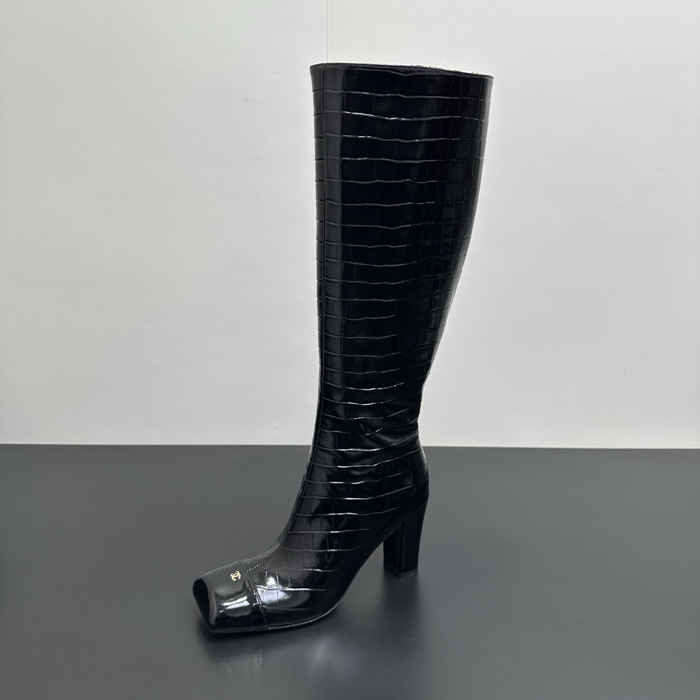 NO:653117,Chanel Xiaoxiangjia high boots and boots | 2026 Egyptian series crocodile stone pattern elegant women's boots. Original cowhide upper, lining and specific sheepskin lining. Outsole Italian genuine leather outsole, heel height 8.5CM heel design. Shoe size: 35-39 (40.41 fixed). Original counter full set of luxury packaging, boots, chanel, chanel, chanel, boots, cowhide, sheepskin, Leather.  soles19860909香奈儿chanel 小香家高靴长靴| 2026 埃及系列鳄鱼纹石头纹优雅女靴 鞋面原版牛皮 内里内里垫脚特定羊皮内里 大底意大利真皮大底、跟高8.5CM跟设计 鞋码: 35-39（40.41定） 原版专柜全套豪华包装,靴子,chanel,chanel,chanel,boots,cowhide,sheepskin,Leather soles,Women's Shoes