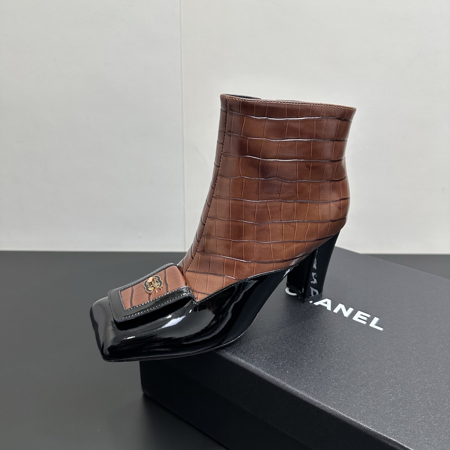 NO:653124,Chanel Xiaoxiangjia side zipper short boots | 2026 Egyptian series crocodile stone pattern elegant women's boots Original cowhide upper, lining and foot pads, specific sheepskin lining, outsole, Italian genuine leather outsole, heel height 8.5CM heel design, shoe size: 35-39 (40.41 fixed)  Original counter full set of luxury packaging, boots, chanel, chanel, chanel, boots, cowhide, sheepskin, Leather soles19860909香奈儿chanel 小香家侧拉链短靴| 2026 埃及系列鳄鱼纹石头纹优雅女靴 鞋面原版牛皮 内里内里垫脚特定羊皮内里 大底意大利真皮大底、跟高8.5CM跟设计 鞋码: 35-39（40.41定） 原版专柜全套豪华包装,靴子,chanel,chanel,chanel,boots,cowhide,sheepskin,Leather soles,Women's Shoes