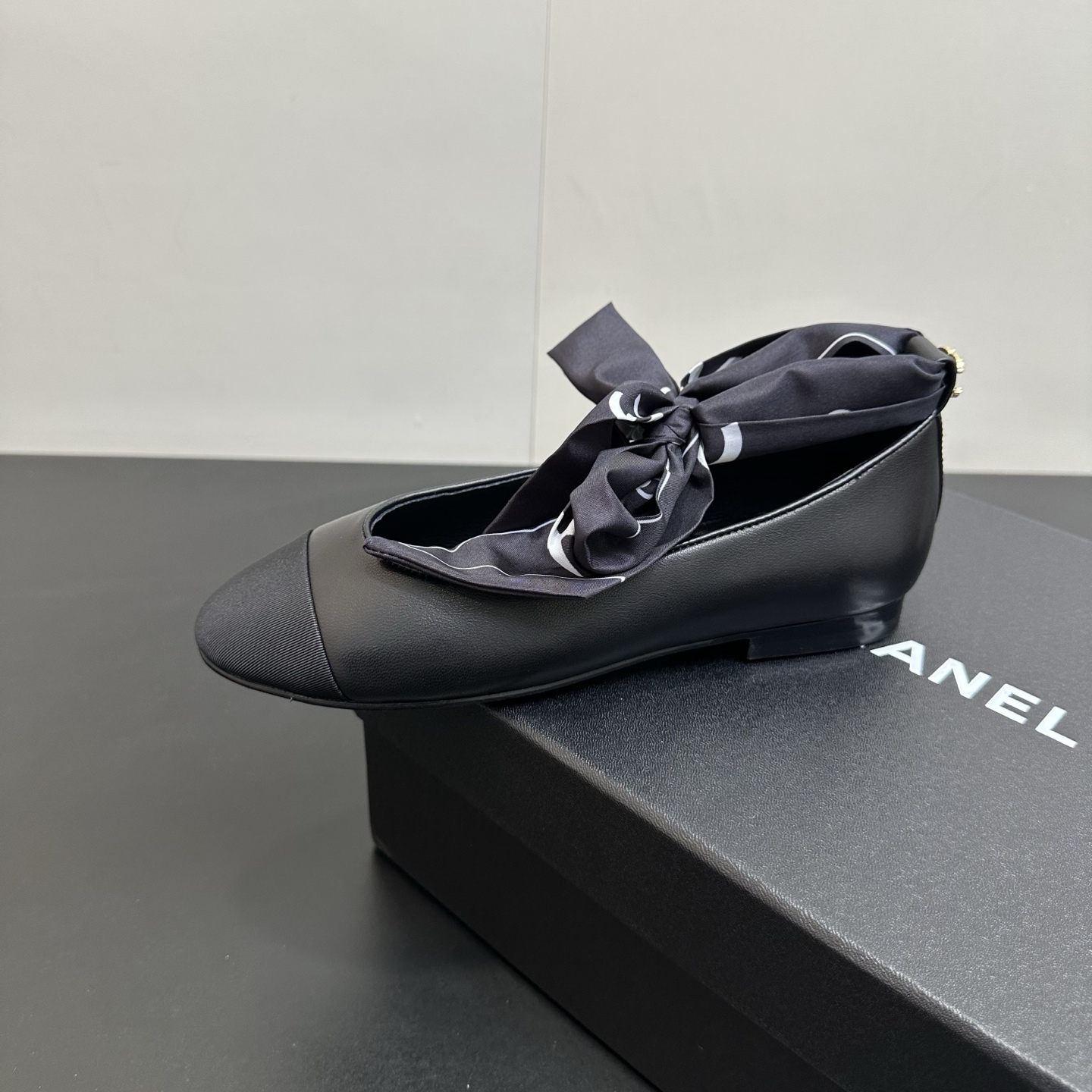 NO:653103,2026 spring and summer new model Chanel Xiaoxiang 26C silk scarf series color-blocked bow double C ribbon strap ankle ballet shoes flat Mary Jane shoes hidden double stunning girliness and elegance, with ribbon design to break the classic boundary, double elements embellishment. Low-key and luxurious. The silk satin texture ribbon is smooth against the skin, the strap design continues the retro gene, and the round toe is suitable for all types of feet.  It looks slim and does not pinch your feet. It combines the brand's classic logo with the soft tones of spring, and easily unlocks diverse styles such as retro French laziness. From commuting suits to date dresses, it can combine retro romance and French elegance. Every step brings a lazy and refined aura. Lambskin upper, sheepskin lining, Italian genuine leather outsole, size 35-39 (40.41 custom-made, non-returnable), single shoes, chanel, mary  jane,skirts,business suit,sheepskin,Leather soles198609092026春夏新款Chanel小香 26C丝巾系列拼色蝴蝶结双C丝带 绑带脚踝芭蕾舞鞋平底玛丽珍鞋单鞋 藏着少女感与优雅感的双重惊艳,以丝带设计打破经典边界,双元素点缀其间 低调又奢华.丝缎质感丝带柔滑贴肤,绑带设计延续复古基因,圆头适配各类脚型 显瘦不夹脚,融合品牌经典标识与春日柔和调性,轻松解锁复古法式慵懒等多元风格,从通勤西装到约会裙装,皆能揉合复古浪漫与法式贵气,每一步都自带慵懒精致气场. 鞋面小羊皮 内里垫脚羊皮 鞋底意大利真皮大底 码数35-39（40.41定做不退换）,单鞋,chanel,mary jane,skirts,business suit,sheepskin,Leather soles,Women's Shoes