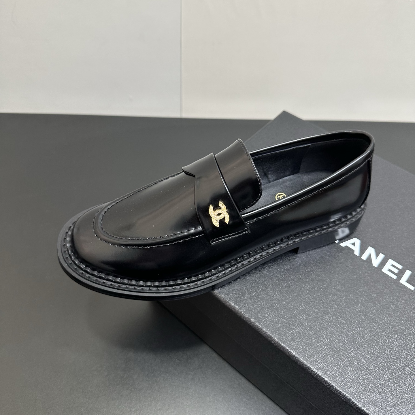 NO:653111,Early autumn new model Chanel Xiaoxiang 25B double C buckle loafers thick-soled Mule shoes can be worn all year round. No matter when you pair them with each other, they look high-end and eye-catching. They will attract attention when shopping!  Easily travel between commuting and leisure occasions, be a carefree fashionable and elegant woman~ Cowhide upper, sheepskin lining, Italian A-grade genuine leather outsole, size 35-39 (40.41 custom-made, non-refundable), loafers, chanel, loafers, cowhide, sheepskin, Leather soles19860909早秋新款 Chanel 小香25B双C扣乐福鞋厚底穆勒单鞋 一年四季皆可穿 不管什么时候拿出来搭配都贼高级耐看 逛街压马路赚足眼球！轻松游走于通勤和休闲场合 做个漫不经心的时髦优雅女子～ 鞋面牛皮 内里垫脚羊皮 鞋底意大利A级真皮大底 码数35-39（40.41定做不退换）,乐福鞋,chanel,loafers,cowhide,sheepskin,Leather soles,Women's Shoes