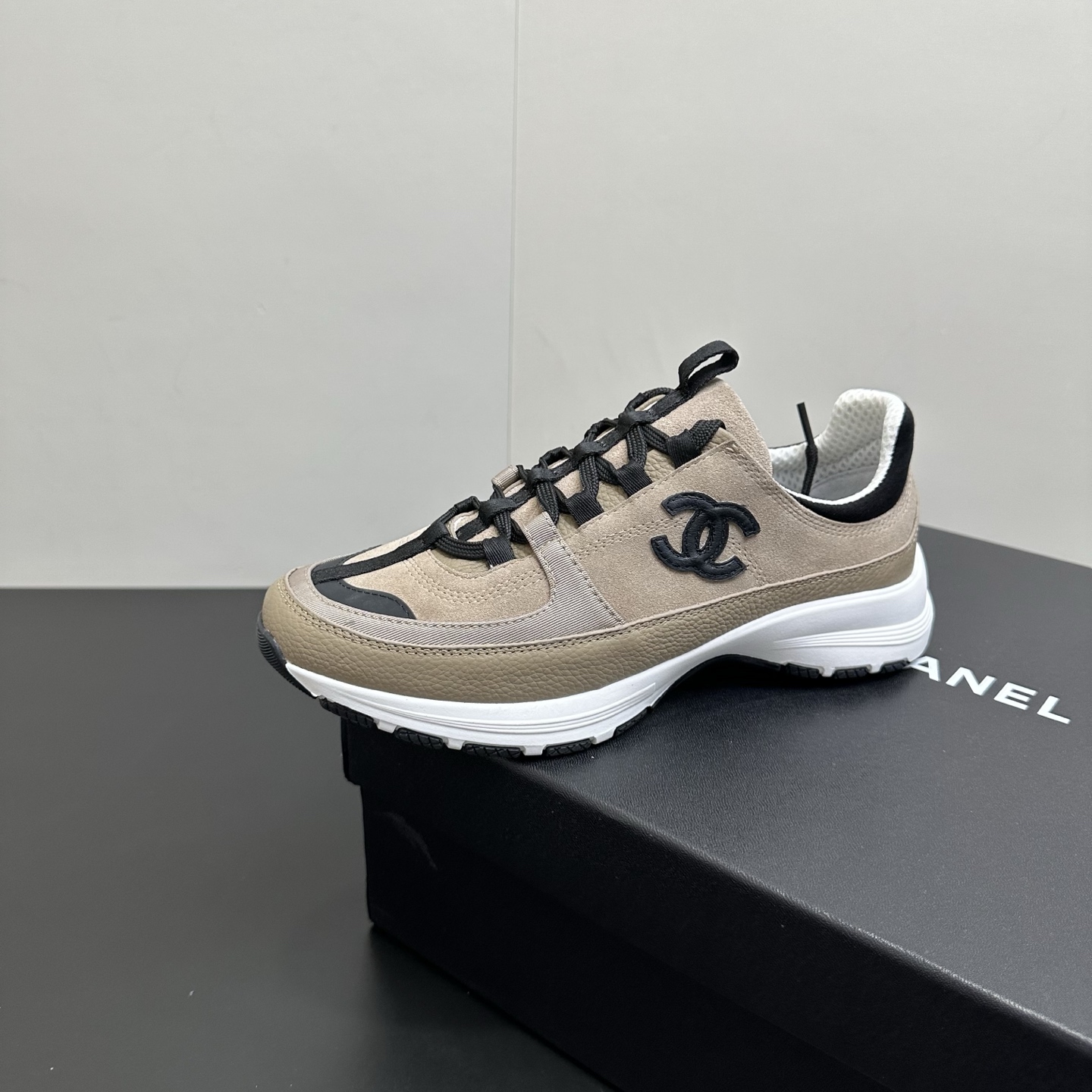 NO:669588,CHANEL Chanel Xiaoxiang's new color is on the shelves. New panda color thick-soled casual sports shoes and sneakers. Original development. High version. Benefits. Xiaoxiang C's thick-soled panda shoes and sneakers. A popular white platform shoe, sneaker, and casual shoe that is very hard to grab at the counter!  Original purchase and development, open mold outsole, one-to-one customized pattern making and production of materials, every detail is accurate, various colors meet the different matching needs of ladies ★★★★★ Customized first layer of dyed calfskin color matching for the upper, comfortable and breathable mesh lining, original open mold outsole, size 35-41 (40 41 custom-made, non-refundable), casual shoes/sports shoes, chanel, chanel, chanel, sneakers, cowhide19860909CHANEL香奈儿小香新色上架全新熊猫配色厚底休闲运动鞋板鞋 原版开发 高版本 福利 小香C家厚底熊猫鞋 板鞋 专柜爆火超难抢的一款松糕底小白鞋 球鞋 休闲鞋！原版购入开发 开模大底 材料一比一定制打版 做货 ,每一样细节精准到位 ,各种配色满足小姐姐们不同搭配需求 ★★★★★ 鞋面定制头层透染小牛皮拼色 内里舒适透气网布 鞋底原版开模大底 码数35-41（40 41定做不退换）,休闲鞋/运动鞋,chanel,chanel,chanel,sneakers,cowhide,Women's Shoes
