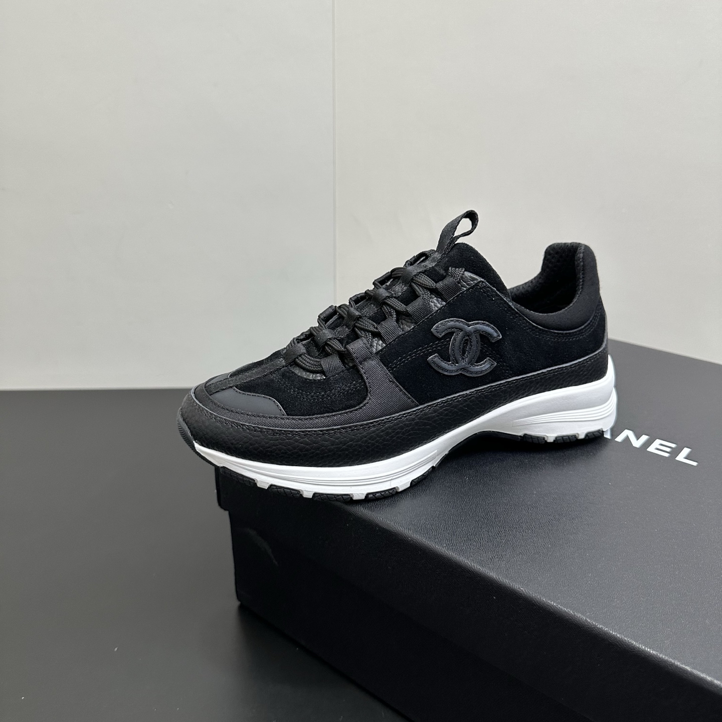 NO:669598,CHANEL Chanel Xiaoxiang's new color is on the shelves. New panda color thick-soled casual sports shoes and sneakers. Original development. High version. Benefits. Xiaoxiang C's thick-soled panda shoes and sneakers. A popular white platform shoe, sneaker, and casual shoe that is very hard to grab at the counter!  Original purchase and development, open mold outsole, one-to-one customized pattern making and production of materials, every detail is accurate, various colors meet the different matching needs of ladies ★★★★★ Customized first layer of dyed calfskin color matching for the upper, comfortable and breathable mesh lining, original open mold outsole, size 35-41 (40 41 custom-made, non-refundable), casual shoes/sports shoes, chanel, chanel, chanel, sneakers, cowhide19860909CHANEL香奈儿小香新色上架全新熊猫配色厚底休闲运动鞋板鞋 原版开发 高版本 福利 小香C家厚底熊猫鞋 板鞋 专柜爆火超难抢的一款松糕底小白鞋 球鞋 休闲鞋！原版购入开发 开模大底 材料一比一定制打版 做货 ,每一样细节精准到位 ,各种配色满足小姐姐们不同搭配需求 ★★★★★ 鞋面定制头层透染小牛皮拼色 内里舒适透气网布 鞋底原版开模大底 码数35-41（40 41定做不退换）,休闲鞋/运动鞋,chanel,chanel,chanel,sneakers,cowhide,Women's Shoes