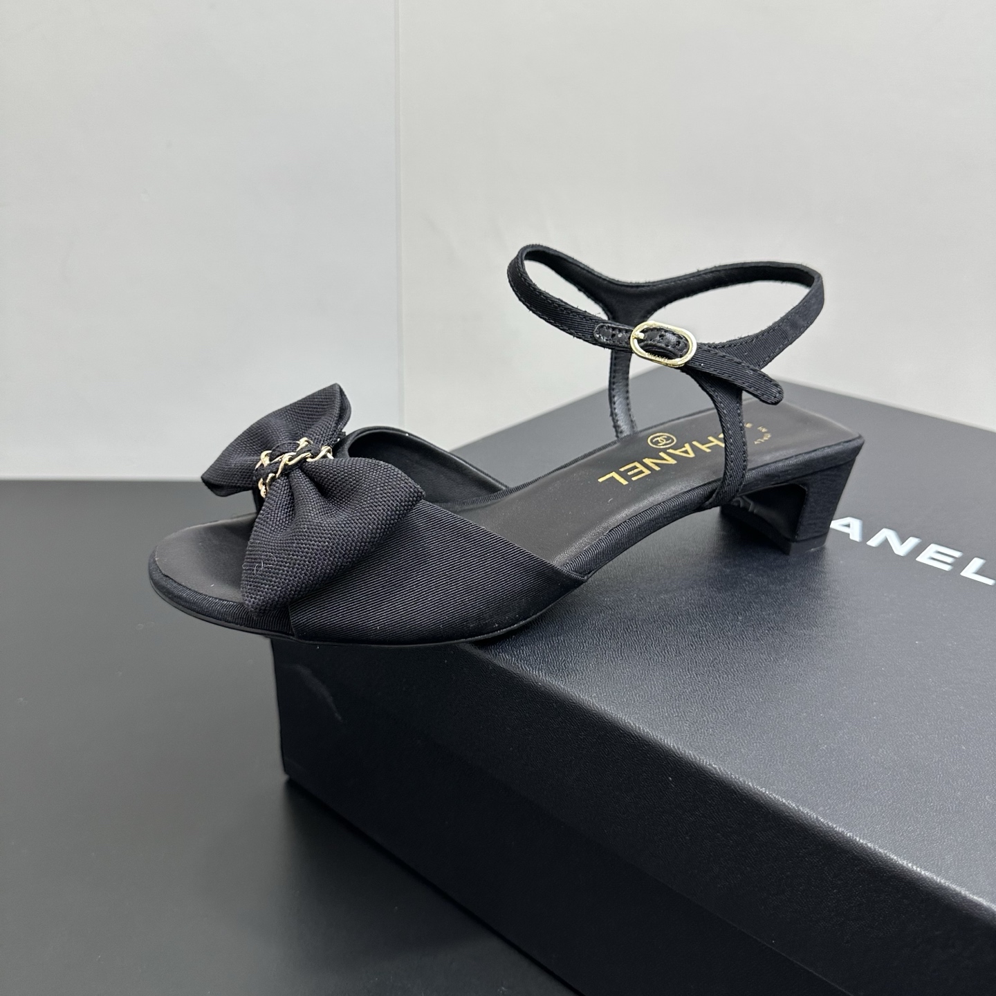 NO:669565,26P spring new Chanel Chanel small fragrance chain bow thick heel sandals double C pearl small square heel sandals chain bow design is really too fashionable, luxurious and low-key, showing temperament and taste!  Upper sheepskin/Shandong silk cloth, lining sheepskin, Italian genuine leather outsole, heel height 3.5cm, size 35-39 (40.41 custom made, non-refundable), high heels sandals, chanel, chanel, sandals, high heels, sheepskin, Leather soles1986090926P春季新款Chanel 香奈儿小香链条蝴蝶结粗跟凉鞋双C珍珠小方跟凉鞋 链条蝴蝶结设计 真的太时髦了奢华又低调 彰显气质和品味！ 鞋面羊皮/山东绸布面 内里垫脚羊皮 鞋底意大利真皮大底 跟高3.5cm 码数35-39（40.41定做不退换）,高跟鞋凉鞋,chanel,chanel,sandals,high heels,sheepskin,Leather soles,Women's Shoes