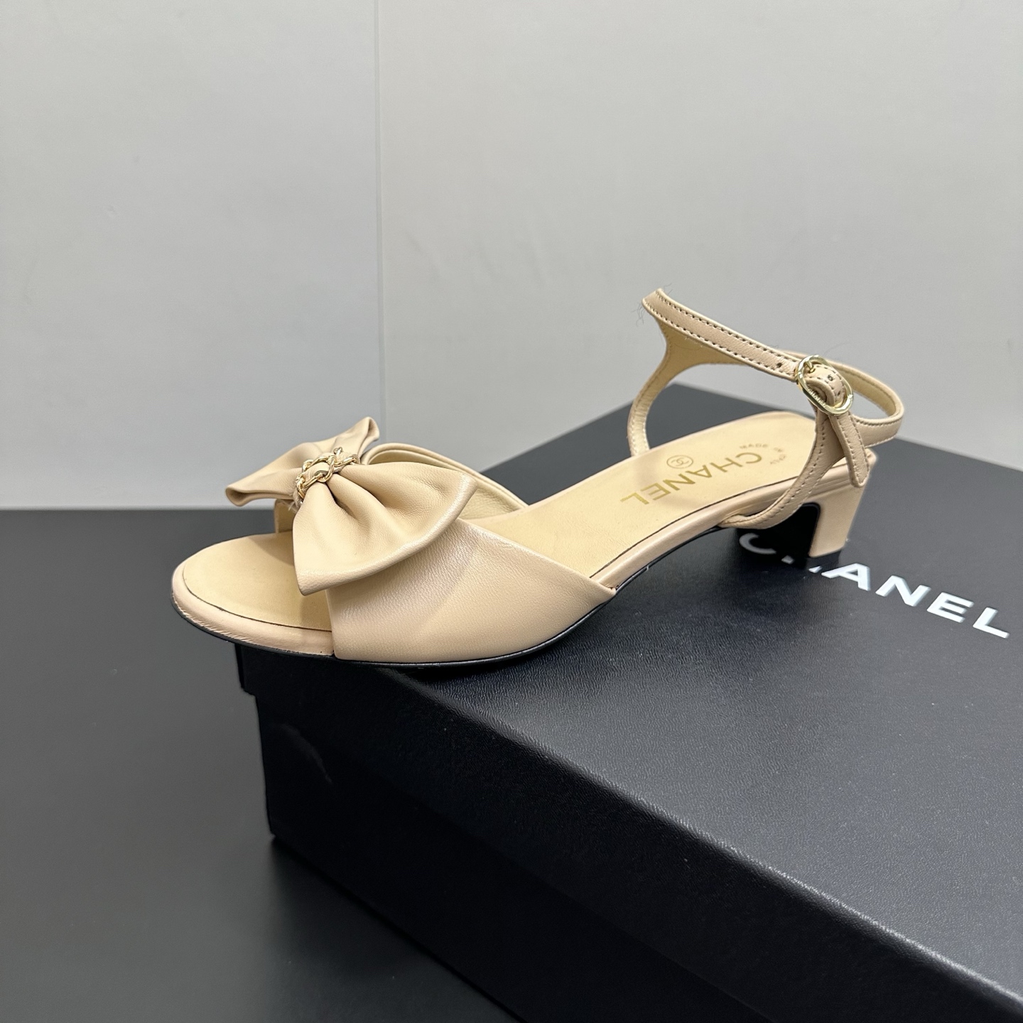NO:669577,26P spring new Chanel Chanel small fragrance chain bow thick heel sandals double C pearl small square heel sandals chain bow design is really too fashionable, luxurious and low-key, showing temperament and taste!  Upper sheepskin/Shandong silk cloth, lining sheepskin, Italian genuine leather outsole, heel height 3.5cm, size 35-39 (40.41 custom made, non-refundable), high heels sandals, chanel, chanel, sandals, high heels, sheepskin, Leather soles1986090926P春季新款Chanel 香奈儿小香链条蝴蝶结粗跟凉鞋双C珍珠小方跟凉鞋 链条蝴蝶结设计 真的太时髦了奢华又低调 彰显气质和品味！ 鞋面羊皮/山东绸布面 内里垫脚羊皮 鞋底意大利真皮大底 跟高3.5cm 码数35-39（40.41定做不退换）,高跟鞋凉鞋,chanel,chanel,sandals,high heels,sheepskin,Leather soles,Women's Shoes