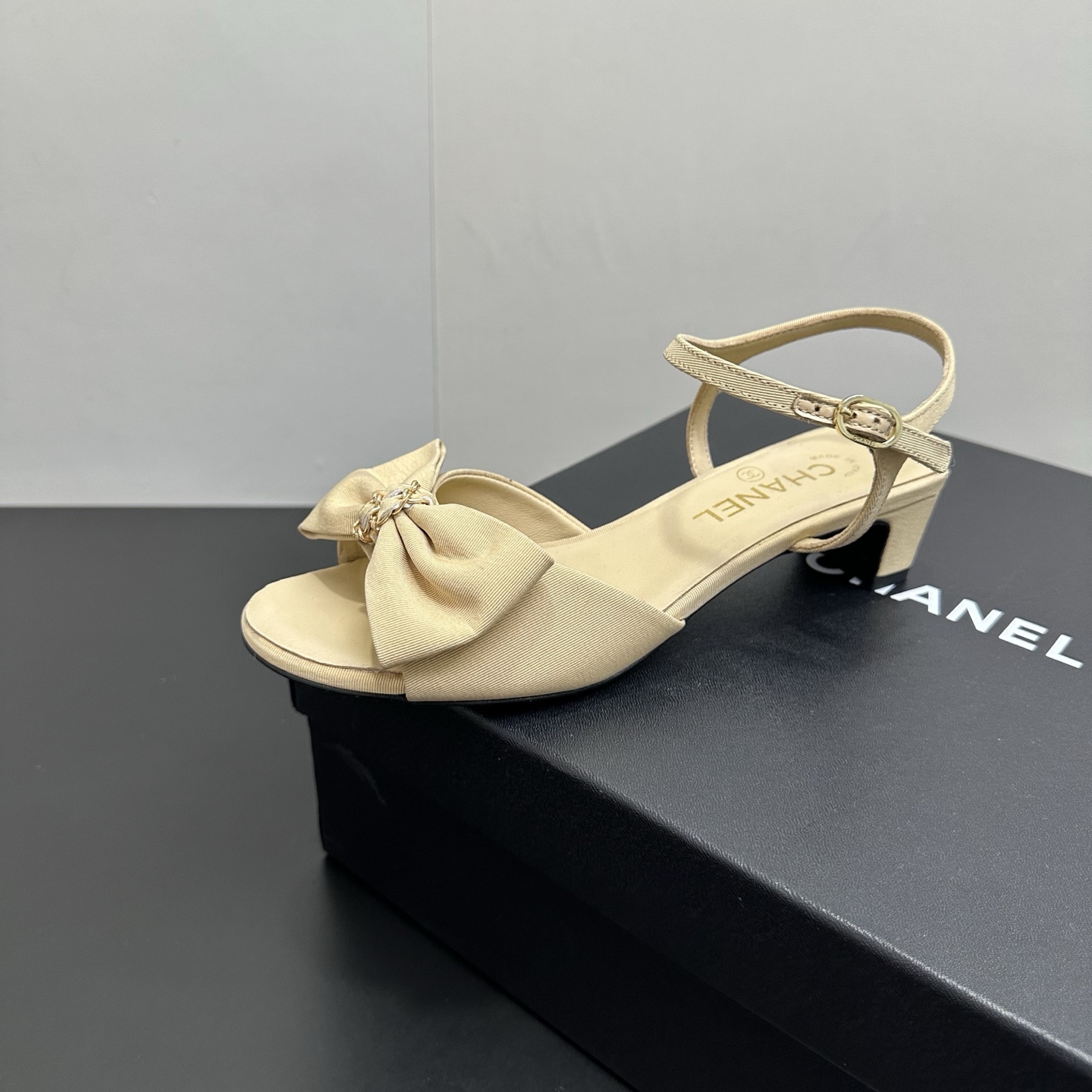 NO:669570,26P spring new Chanel Chanel small fragrance chain bow thick heel sandals double C pearl small square heel sandals chain bow design is really too fashionable, luxurious and low-key, showing temperament and taste!  Upper sheepskin/Shandong silk cloth, lining sheepskin, Italian genuine leather outsole, heel height 3.5cm, size 35-39 (40.41, custom made, non-refundable, high heels, sandals, chanel, chanel, sandals, high heels, sheepskin, Leather soles1986090926P春季新款Chanel 香奈儿小香链条蝴蝶结粗跟凉鞋双C珍珠小方跟凉鞋 链条蝴蝶结设计 真的太时髦了奢华又低调 彰显气质和品味！ 鞋面羊皮/山东绸布面 内里垫脚羊皮 鞋底意大利真皮大底 跟高3.5cm 码数35-39（40.41定做不退换,高跟鞋凉鞋,chanel,chanel,sandals,high heels,sheepskin,Leather soles,Women's Shoes