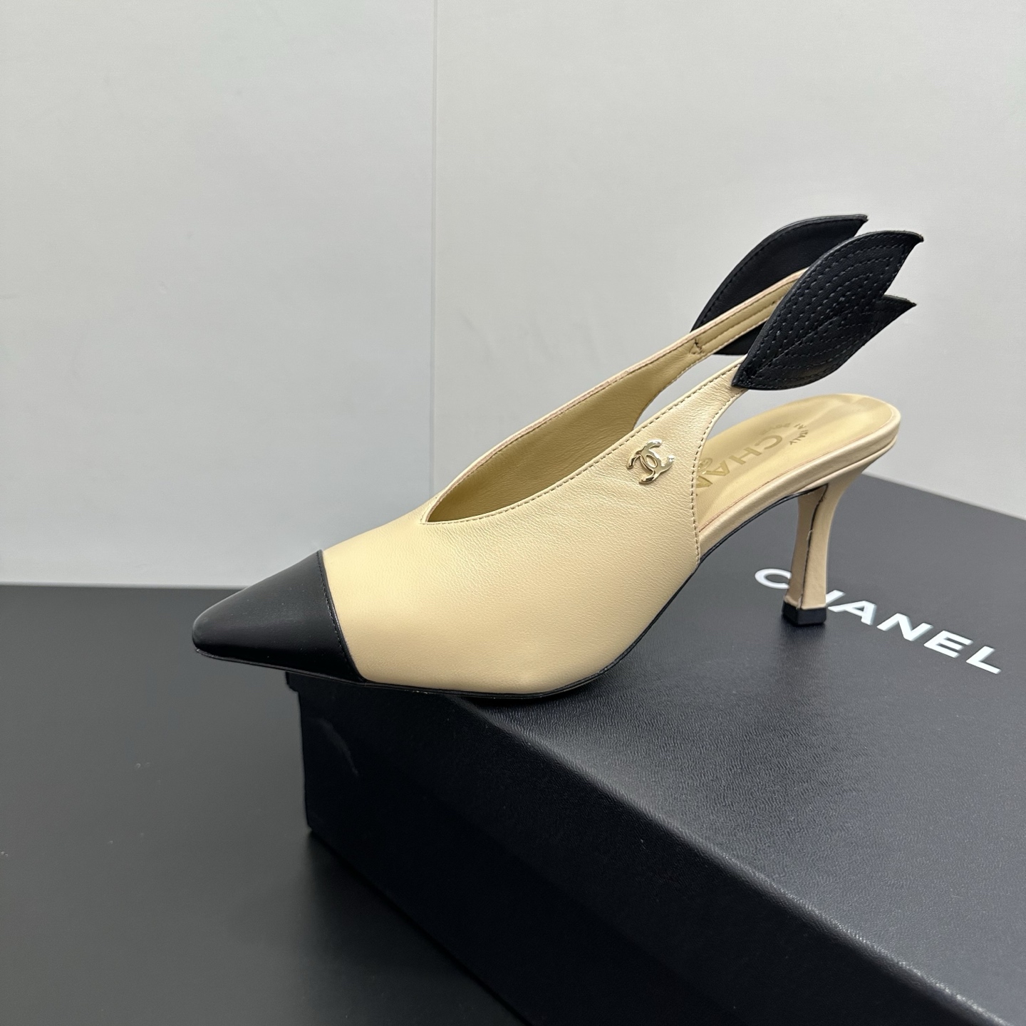 NO:669582,CHANEL Xiaoxiangfeng Chanel's color-blocked back hollow high-heeled sandals are so heart-breaking!  The classic black and white/beige and black contrasting pointed toe design is neat and elegant, and perfectly outlines the lines of the feet. The delicate leather material is soft to the touch and super comfortable on the feet. The height of the cat heel balances both aura and practicality, making it suitable for daily commuting or dating. The rhombus pattern wing details on the back strap are very recognizable, and the double C logo is low-key to highlight the texture. The three colors have their own charm, and you will not be surprised when you close your eyes. It is an indispensable temperament in the shoe cabinet ~ Sheepskin upper  Sheepskin lining, genuine leather sole, heel height 7cm, size 35-39 (set at 40.41), high heels sandals, chanel, chanel, sandals, high heels, sheepskin19860909CHANEL小香风香奈儿这款拼色后空高跟鞋凉鞋也太戳心了！经典的黑白/米黑撞色尖头设计,利落又优雅,完美勾勒脚型线条.细腻的真皮材质触感软糯,上脚超舒服,猫跟高度兼顾气场与实穿性,日常通勤或约会都能hold住.后绊带的菱格纹翅膀细节超有辨识度,双C标识低调彰显质感,三款配色各有韵味,闭眼入都不踩雷,是鞋柜里不可缺的气质款～ 鞋面羊皮 内里羊皮 鞋底真皮底 跟高7cm 码数35-39（40.41定）,高跟鞋凉鞋,chanel,chanel,sandals,high heels,sheepskin,Women's Shoes