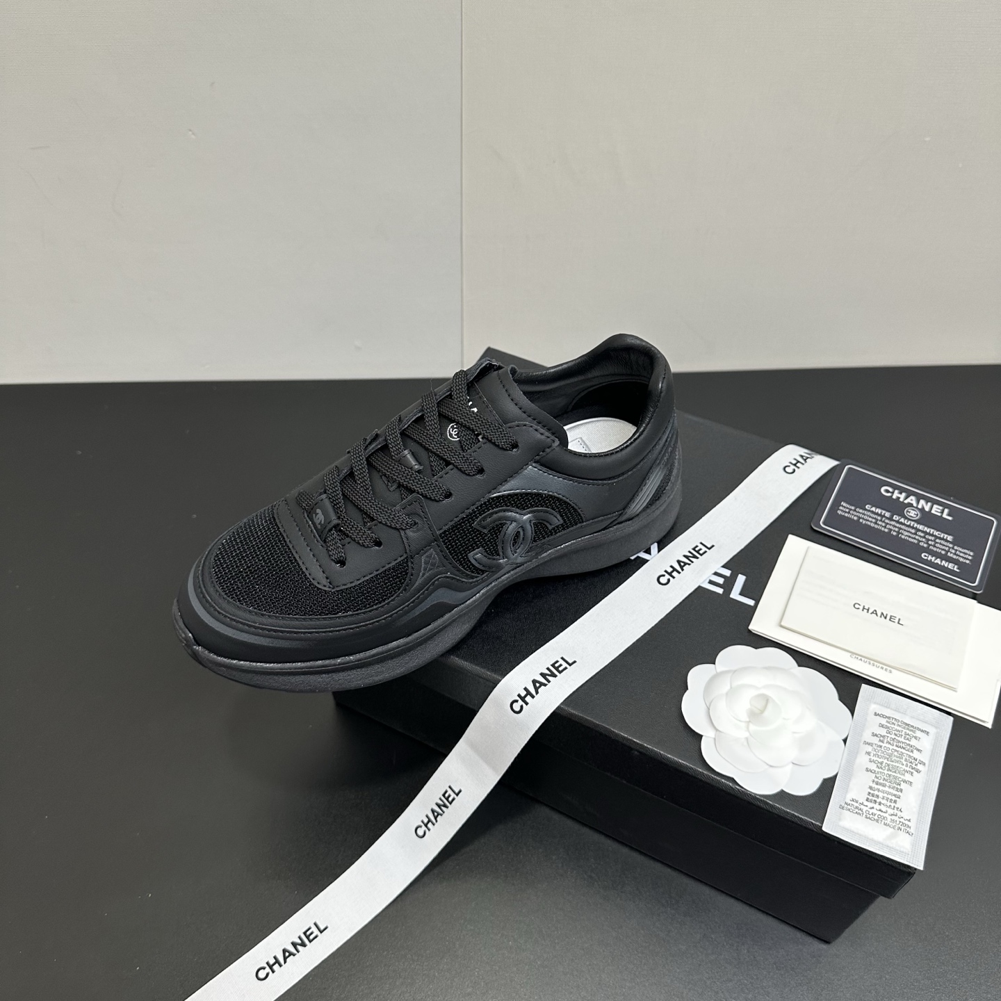 NO:669547,Chanel Chanel F015 Xiaoxiang 2026ss new lace-up panda shoes casual shoes white shoes sports shoes biscuit shoes top version ~ original development last type, delicate and stylish, wide feet are not afraid, will not show fat feet, the feet look good and comfortable!  It feels very light on the feet!  Comfortable and breathable!  Super white, really a perfect match. Imported cow leather upper + imported breathable mesh, sheepskin lining, original combination outsole, Size 35-39 (customized for 40), casual shoes/sports shoes, chanel, chanel, sneakers, cowhide, sheepskin19860909Chanel香奈儿F015 小香 2026ss新款系带熊猫鞋休闲鞋小白鞋运动鞋 饼干鞋 顶级版本～原版开发楦型 秀气有型 宽脚也不怕 不会显脚肥,上脚好看又舒适！穿起来脚感非常轻盈！舒适透气！超级显白 真的是绝搭到爆炸 鞋面进口牛皮+进口透气网 内里羊皮 大底原版组合大底 Size35-39（40定做）,休闲鞋/运动鞋,chanel,chanel,sneakers,cowhide,sheepskin,Women's Shoes