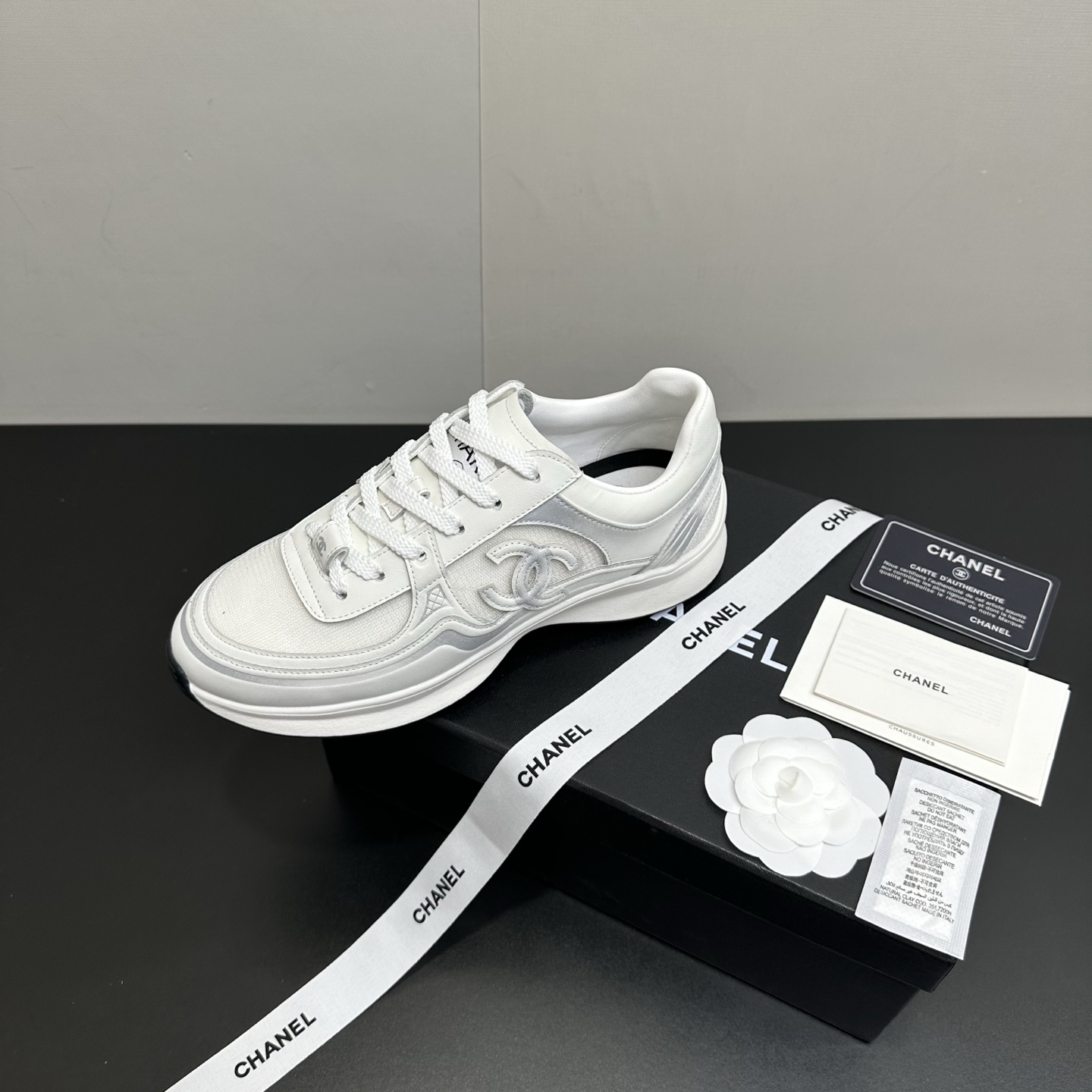 NO:669553,Chanel Chanel F015 Xiaoxiang 2026ss new lace-up panda shoes casual shoes white shoes sports shoes biscuit shoes top version ~ original development last type, delicate and stylish, wide feet are not afraid, will not show fat feet, the feet look good and comfortable!  It feels very light on the feet!  Comfortable and breathable!  Super white, really a perfect match. Imported cowhide leather upper + imported breathable mesh, sheepskin lining, original combination outsole. Size35-39 (40 custom-made, casual shoes/sports shoes, chanel, chanel, sneakers, cowhide, sheepskin19860909Chanel香奈儿F015 小香 2026ss新款系带熊猫鞋休闲鞋小白鞋运动鞋 饼干鞋 顶级版本～原版开发楦型 秀气有型 宽脚也不怕 不会显脚肥,上脚好看又舒适！穿起来脚感非常轻盈！舒适透气！超级显白 真的是绝搭到爆炸 鞋面进口牛皮+进口透气网 内里羊皮 大底原版组合大底 Size35-39（40定做,休闲鞋/运动鞋,chanel,chanel,sneakers,cowhide,sheepskin,Women's Shoes