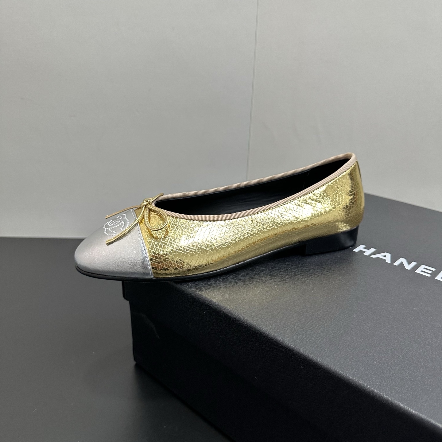 NO:669544,Chanel Chanel's top-quality electric embroidered rhombus ballet shoes, flat shoes, fashionable items, timeless classics, maintaining elegance. Exquisite style, celebrities, Internet celebrities can be seen everywhere on their feet, luxury, original copy of the popular style that will never fade away, upper; imported mixed sheepskin, lining sheepskin, code number 35-39 (34 40 41 42 43 custom-made, non-returnable), single shoes, chanel, chanel, sheepskin19860909chanel小香香奈儿顶级货电绣菱格芭蕾舞鞋 平底单鞋 时尚单品 永恒的经典保持高雅.精美的风格 明星 网红上脚随处可见 奢华 永不褪去的流行原版复制,鞋面；进口混种羊皮 内里羊皮,码数35-39（34 40 41 42 43定做不退换）,单鞋,chanel,chanel,sheepskin,Women's Shoes