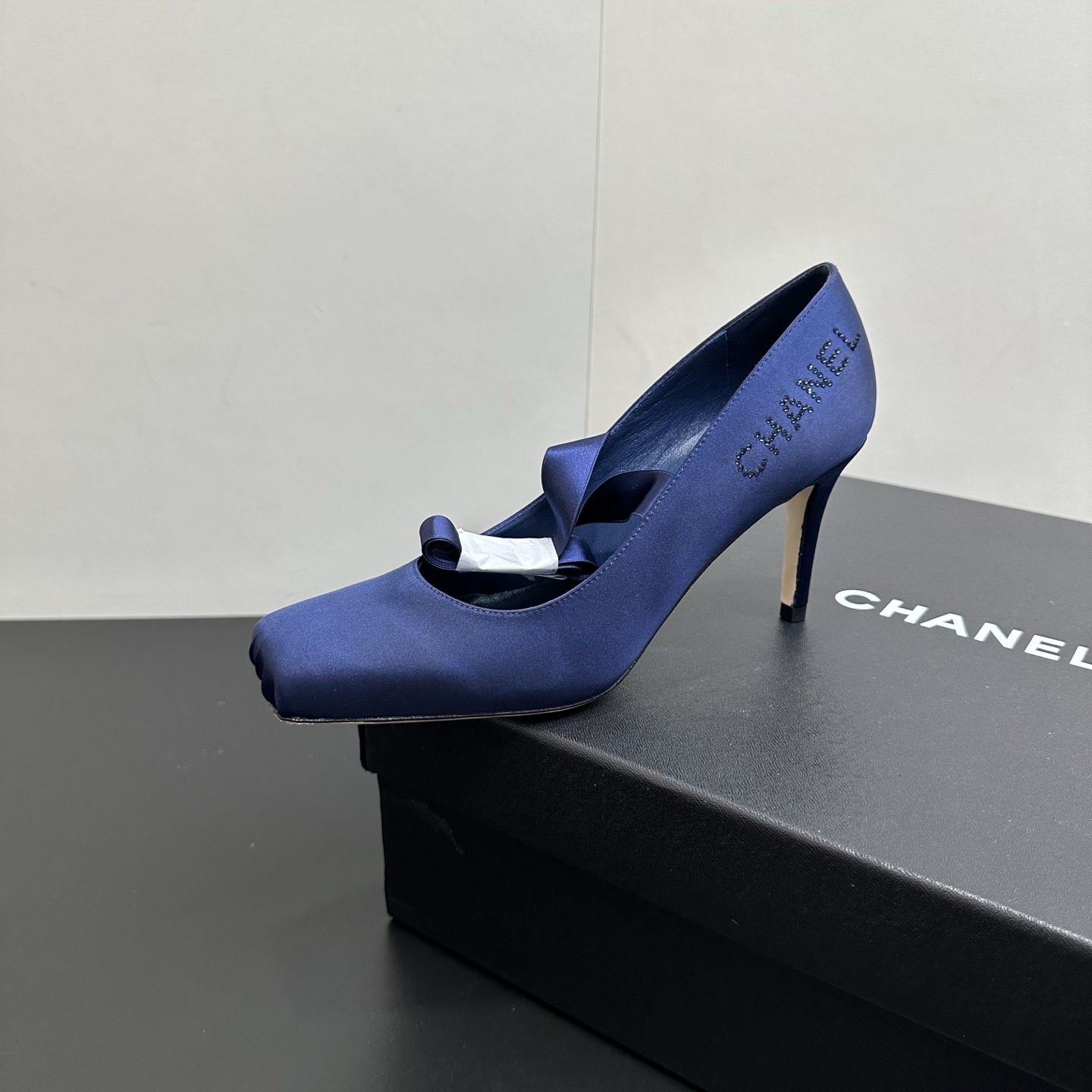 NO:706296,Chanel Chanel Xiaoxiang 2026 Spring Catwalk Model Double C Silk Cloth Bow High Heels Hot Diamond Single Shoes Chanel's satin high heels are really synonymous with elegance!  The smooth satin material has a high-end luster and feels delicate to the touch. The four colors of nude pink, navy blue, silver white, and pure black cover different wearing scenarios. You can easily control the gentle sweet girl style or the cool royal sister style. The bow tie design of the shoe body is the finishing touch.  It adds a bit of smart girly feel, and the curvature of the stiletto heel fits the shape of the foot, taking into account both beauty and comfort. Whether it is attending a dinner party, going on a date, or wearing a dress every day, wearing it can instantly enhance the sophistication of the overall look. It is a perfect tool to add points to your temperament!  Silk cloth upper, sheepskin lining, Italian genuine leather outsole, heel height 7cm, size 35-39 (40.41 custom-made, non-returnable), high-heeled shoes, chanel, chanel, high heels, skirts, sheepskin, real silk, Leather soles19860909Chanel 香奈儿小香2026春走秀款双C真丝布蝴蝶结高跟烫钻单鞋 香奈儿这款缎面高跟鞋真的是优雅代名词！柔滑的缎面材质自带高级光泽感,上手触感细腻,裸粉、藏蓝、银白、纯黑四款配色覆盖不同穿搭场景,温柔甜妹风、冷艳御姐范都能轻松驾驭.鞋身的蝴蝶结绑带设计是点睛之笔,添了几分灵动少女感,细高跟的弧度贴合脚型,兼顾美感与舒适度,不管是出席晚宴、约会赴约,还是日常搭配连衣裙,上脚都能瞬间提升整体造型的精致度,妥妥的气质加分利器！ 鞋面真丝布 内里垫脚羊皮 鞋底意大利真皮大底 跟高7cm 码数35-39（40.41定做不退换）,高跟鞋单鞋,chanel,chanel,high heels,skirts,sheepskin,real silk,Leather soles,Women's Shoes