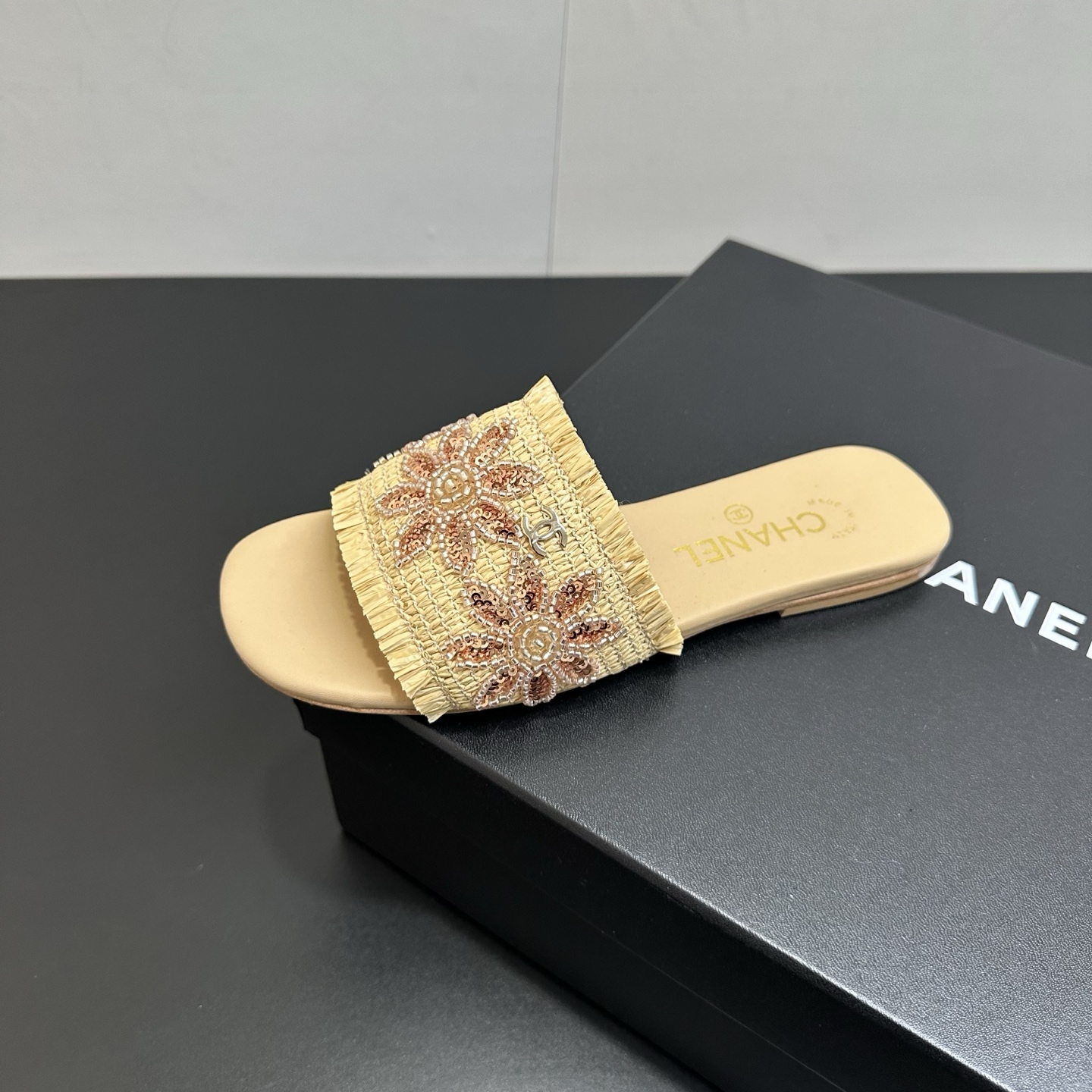 NO:706293,2026ss CHANEL Chanel small fragrant flat woven slippers, a classic in the fashion industry. The beading technology on the upper is cleverly matched, and it shines with luxury. The iconic double C logo is exquisite and eye-catching, highlighting the brand style. Whether it is paired with a skirt to show elegance, or with trousers to show casualness, it can easily enhance the style and texture. It is a piece that fashionistas cannot miss. Hand-woven upper, lining: imported crystal sheepskin lining, genuine leather outsole, shoe size:  35-39 (40 and 41 are custom-made and cannot be returned or exchanged), slippers, chanel, chanel, slippers, skirts, sheepskin198609092026ss CHANEL香奈儿小香风平底编织拖鞋,时尚界的经典之作.鞋面缝珠工艺巧妙搭配,闪耀间尽显奢华.标志性双C logo 精致吸睛,彰显品牌格调.无论是搭配裙装展现优雅,还是配裤装凸显随性,都能轻松提升造型质感,是时尚达人不容错过的单品. 鞋面手工编织 内里: 进口水晶羊皮内里 大底真皮底 鞋码: 35-39（40、41定做不退换）,拖鞋,chanel,chanel,slippers,skirts,sheepskin,Women's Shoes