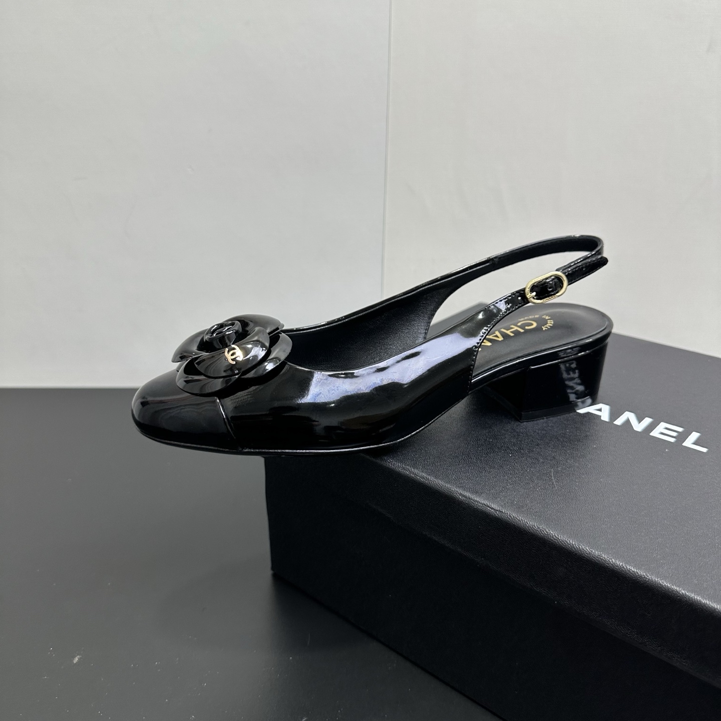 NO:706292,26ss early spring new product Chanel Chanel small fragrant back low heel camellia stitching sandals Round toe design: elegant and slim, elongating the leg line Bow decoration: sweet and cute, adding feminine charm High-heeled design: taller and slimmer, showing elegance, versatile and durable, suitable for various occasions Paired with business attire, showing the elegance and competence of working women Paired with evening dresses, become the focus of the audience Paired with dresses, showing a romantic and feminine side Paired with jeans, you can easily control the casual style  Whether it is daily commuting or attending a party, it allows you to cope easily and show elegance. Sheepskin upper, comfortable sheepskin lining, 5cm heel height, Italian leather outsole, size 35-39 (40.41. Customized, non-returnable), sandals, chanel, chanel, sandals, skirts, jeans, sheepskin, Leather soles1986090926ss早春新品Chanel香奈儿 小香后空低跟山茶花拼接凉鞋 圆头设计:优雅显瘦,拉长腿部线条蝴蝶结装饰:甜美可爱,增添女性魅力高跟设计:显高显瘦,展现优雅气质百搭耐看,适合各种场合 搭配职业装,展现职场女性的优雅与干练搭配晚礼服,成为全场焦点 搭配连衣裙,展现浪漫柔美的一面搭配牛仔裤,轻松驾驭休闲风格 无论是日常通勤还是参加派对,它都能让你轻松应对,展现优雅气质 鞋面羊皮 内里垫脚舒适羊皮里 跟高5cm 鞋底意大利真皮大底 码数35-39（40.41.定做不退换）,凉鞋,chanel,chanel,sandals,skirts,jeans,sheepskin,Leather soles,Women's Shoes