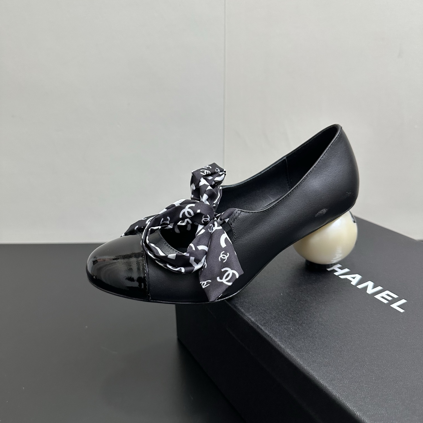 NO:706263,Chanel Chanel's 2026 catwalk style double C giant pearl heel Mary Jane bow high heel shoes stunned everyone when they debuted on the fashionable T stage in Milan, and successfully promoted to the dream boots of fashion people. The combination of the classic double C logo and the giant pearl heel design is simple and elegant and shows the brand style. It is stunning in any photo. The giant pearl heel is a miracle, breaking the conventional design, which not only adds a luxurious and romantic atmosphere to the whole.  It can be easily adapted to the streets of bustling cities and parties. Paired with a pair of slim jeans, you can instantly transform into a cool street trendy person. Put on a gorgeous evening dress and become the elegant focus of the dinner. This pair of boots is not just a pair of shoes, but also the embodiment of fashion spirit!  It is an excellent choice for fashionistas to express their personality and taste!  Sheepskin upper, sheepskin lining, Italian genuine leather outsole, heel height 7cm, size 35-39 (40.41 custom made, non-refundable), single shoes, chanel, chanel, boots, mary jane, jeans, sheepskin, Leather soles19860909Chanel 香奈儿小香2026走秀款双C巨型珍珠跟 玛丽珍 蝴蝶结高跟单鞋 在米兰时尚的T台上 亮相便艳惊四座,成功晋升为潮流人士的梦中情靴 .经典的双C标志与巨型珍珠跟设计相结合,简洁大气又尽显品牌格调 随便一拍都很出片.那巨型珍珠鞋跟更是神来之笔,突破常规的设计 不仅为整体增添了奢华浪漫的氛围 . 繁华都市的街头 派对的现场 它都能轻松适配,搭配一条修身牛仔裤 瞬间化身酷飒的街头潮人,换上一袭华丽晚装 成为晚宴上的优雅焦点 这双靴子 不只是一双鞋履 更是时尚精神的具象化！ 是时尚达人们表达个性与品味的绝佳选择！ 鞋面羊皮 内里垫脚羊皮 鞋底意大利真皮大底 跟高7cm 码数35-39（40.41定做不退换）,单鞋,chanel,chanel,boots,mary jane,jeans,sheepskin,Leather soles,Women's Shoes