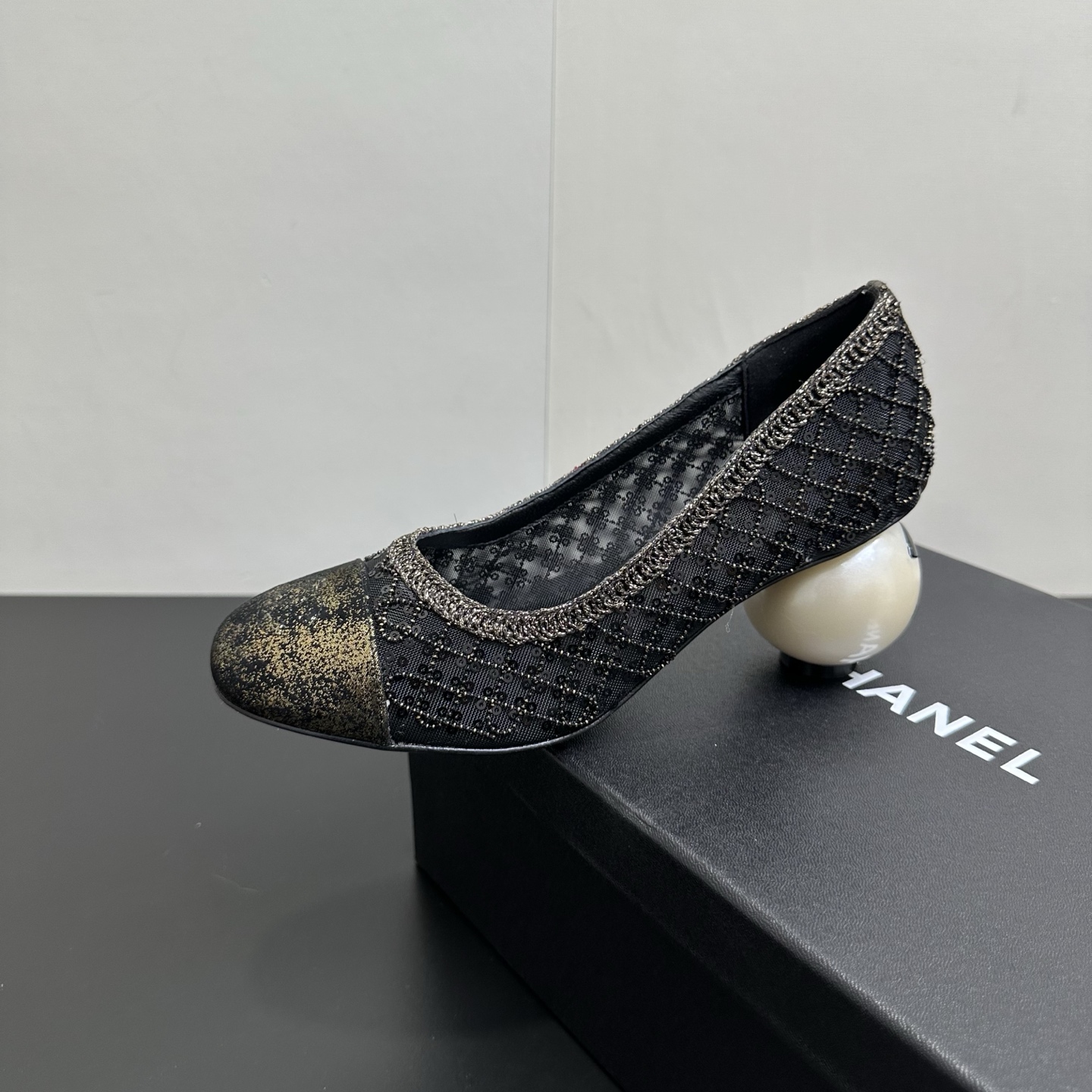 NO:706265,Chanel Chanel's 2026 catwalk style double C giant pearl heel Mary Jane mesh high heel shoes shocked everyone when they debuted on the fashionable T stage in Milan, and successfully promoted to the dream boots of fashion people. The combination of the classic double C logo and the giant pearl heel design is simple and elegant and fully displays the brand style. It is stunning in any photo. The giant pearl heel is a miracle, breaking the conventional design, which not only adds a luxurious and romantic atmosphere to the whole.  It can be easily adapted to the streets of bustling cities and parties. Paired with a pair of slim jeans, you can instantly transform into a cool street trendy person. Put on a gorgeous evening dress and become the elegant focus of the dinner. This pair of boots is not just a pair of shoes, but also the embodiment of fashion spirit!  It is an excellent choice for fashionistas to express their personality and taste!  Transparent mesh beaded chain on the upper, sheepskin lining on the feet, Italian genuine leather outsole, heel height 7cm, size 35-39 (40.41 custom made, non-refundable), single shoes, chanel, chanel, boots, mary jane, jeans, sheepskin, Leather soles19860909Chanel 香奈儿小香2026走秀款双C巨型珍珠跟 玛丽珍 网纱高跟单鞋 在米兰时尚的T台上 亮相便艳惊四座,成功晋升为潮流人士的梦中情靴 .经典的双C标志与巨型珍珠跟设计相结合,简洁大气又尽显品牌格调 随便一拍都很出片.那巨型珍珠鞋跟更是神来之笔,突破常规的设计 不仅为整体增添了奢华浪漫的氛围 . 繁华都市的街头 派对的现场 它都能轻松适配,搭配一条修身牛仔裤 瞬间化身酷飒的街头潮人,换上一袭华丽晚装 成为晚宴上的优雅焦点 这双靴子 不只是一双鞋履 更是时尚精神的具象化！ 是时尚达人们表达个性与品味的绝佳选择！ 鞋面透明网纱串珠链条 内里垫脚羊皮 鞋底意大利真皮大底 跟高7cm 码数35-39（40.41定做不退换）,单鞋,chanel,chanel,boots,mary jane,jeans,sheepskin,Leather soles,Women's Shoes