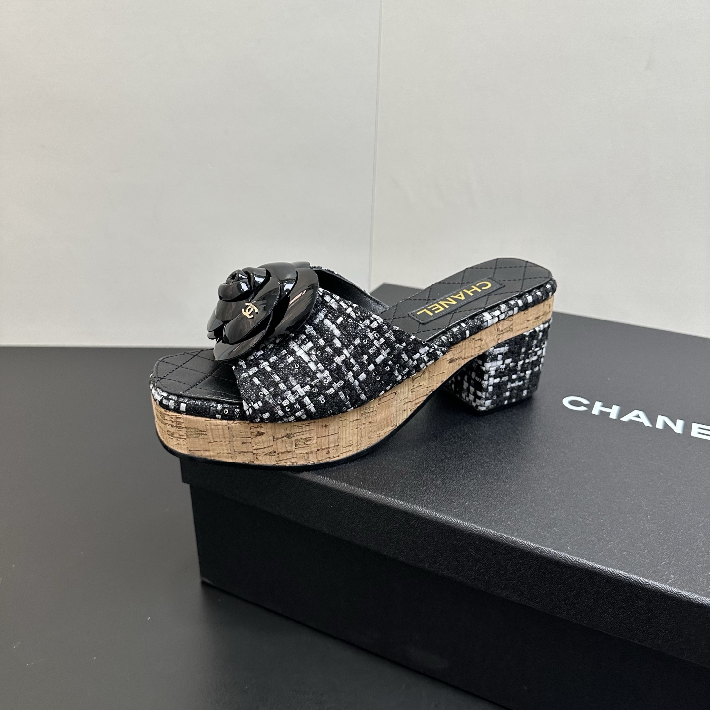 NO:706287,26Ss spring and summer new model Chanel Chanel Xiaoxiang Camellia Classic Cork Bag Thick Bottom Platform Thick Heel Medium Heel Slippers C's classic camellia design, gentle style is completely mastered!  The breath of summer, a must-have item for slippers, which are lazy and comfortable on the feet!  Each petal is handmade from lambskin. It is unambiguous about the material and pays great attention to texture details. Upper sheepskin/velvet/patent leather, inner padding sheepskin, 5cm thick heel, Italian leather outsole, size 35-39 (40, 41 customized, non-refundable), slippers, chanel, chanel, chanel, slippers, sheepskin, Leather soles1986090926Ss春夏新款Chanel香奈儿小香山茶花经典软木包厚底台粗跟中跟一字拖鞋 C家经典山茶花设计,温柔风一整个拿捏了！夏天该有的气息 一字拖必备单品,上脚慵懒舒适！ 每一片花瓣都是小羊皮手工制作,对于材质毫不含糊,非常注重质感细节的一款. 鞋面羊皮/丝绒/漆皮 内里垫脚羊皮 跟高粗跟5cm 鞋底意大利真皮大底 码数35-39（40,41定制不退换）,拖鞋,chanel,chanel,chanel,slippers,sheepskin,Leather soles,Women's Shoes