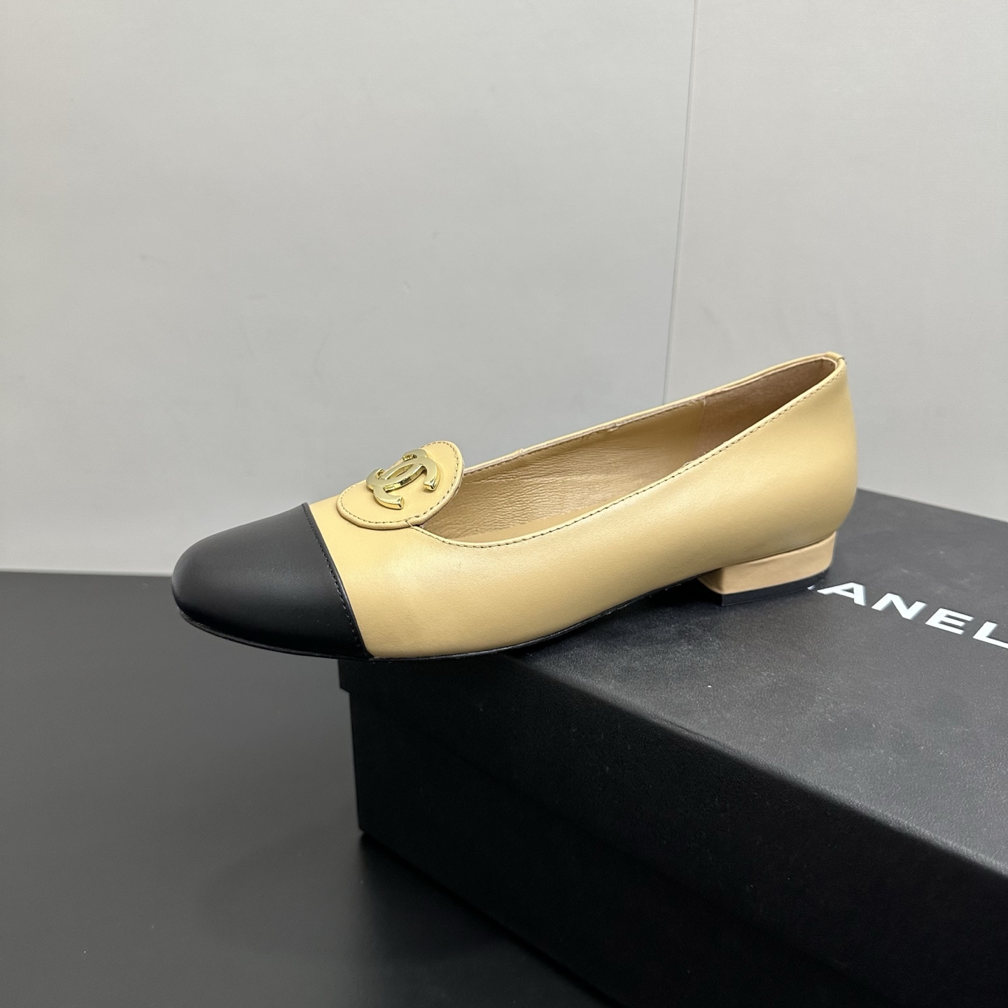 NO:706279,CHANEL Chanel's classic color-blocked flats are definitely the most versatile shoe in your wardrobe!  The classic design of black and white contrasting colors with double C metal buckles is retro and exquisite, and the materials such as sequins and tweed are a little more flexible. The nude color is gentle and lengthens the legs, the red is eye-catching, exclusive for pink sweet girls, and the black is suitable for commuting and dating. The soft and elastic soles will not tire your feet after walking for a long time. Whether worn with jeans, mini skirts or suit trousers, you can easily wear them with a sense of French elegance. Close your eyes and you won’t lose!  Size 35-39 (40.41 fixed), single shoes, chanel, chanel, flats, skirts, jeans, business suit19860909CHANEL香奈儿经典拼色平底鞋,绝对是鞋柜里的百搭王者！黑白撞色的经典设计搭配双C金属扣,复古又精致,亮片、粗花呢等材质款还多了几分灵动.裸色温柔显腿长,红色亮眼吸睛,粉色甜妹专属,黑色更是通勤约会都能hold住.软弹的鞋底走久了也不累脚,不管搭牛仔裤、小裙子还是西装裤,都能轻松穿出法式优雅感,闭眼入不亏！码数35-39（40.41定）,单鞋,chanel,chanel,flats,skirts,jeans,business suit,Women's Shoes