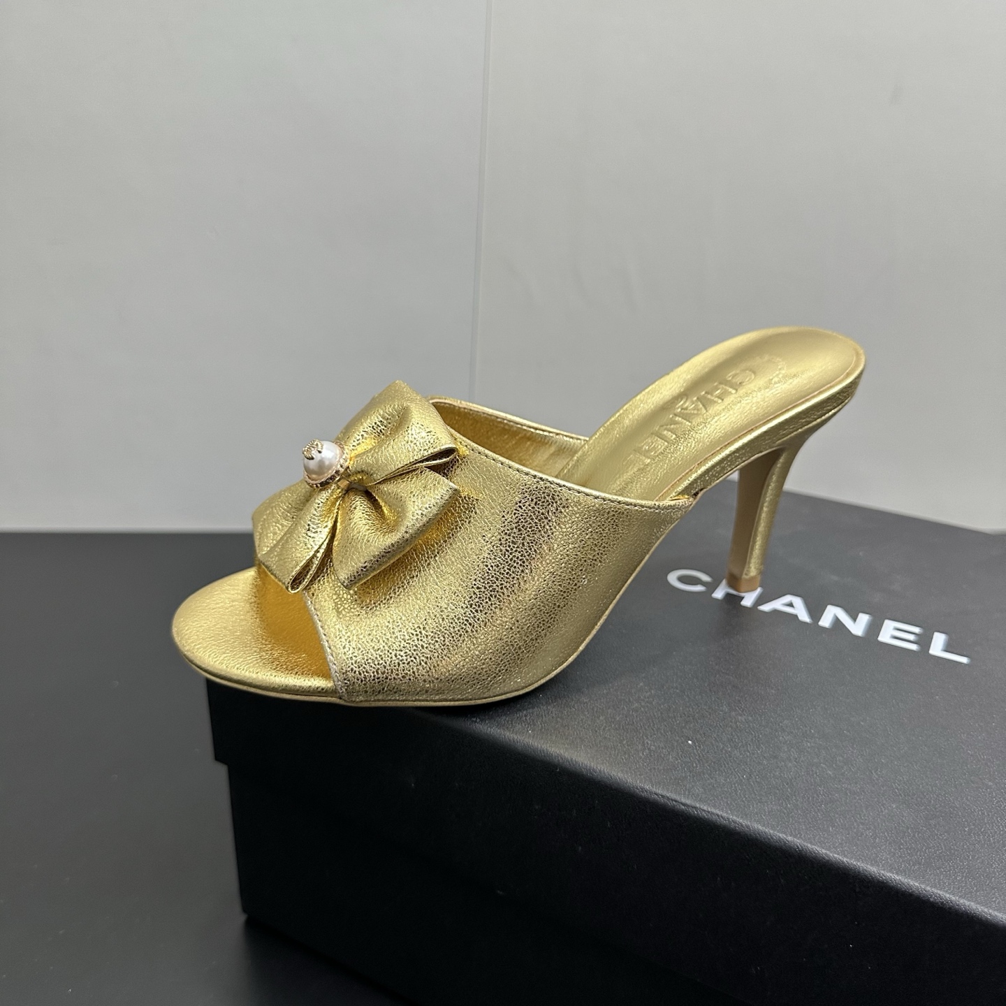 NO:706275,CHANEL Chanel Xiaoxiang 26C double bow double C flat high-heeled slippers. The double bow design at the core of the shoe body hides ingenuity. It is made of two materials: smooth satin or delicate sheepskin. The three-dimensional tailoring presents a natural and fluffy smart arc, as if the flowers of Chateau d'Este are condensed between the feet. The metal double C inlaid in the center  The logo is embellished with fine rhinestones, reflecting low-key starlight under the light and shadow, which not only brings a natural slimming effect, but also maintains a stable gait like a flat sole. Fabric: silk/sheepskin, lining sheepskin, genuine leather outsole imported from Italy, high heels/3.5cm/7cm size35-39 (customized 40/41), high-heeled shoes, chanel, chanel, high heels, slippers, sheepskin, real silk, Leather soles19860909CHANEL香奈儿小香26C双蝴蝶结双C平底高跟拖鞋,鞋身核心的双蝴蝶结设计暗藏巧思,甄选柔滑缎面或细腻羊皮两种材质,立体剪裁呈现自然蓬松的灵动弧度,如同将埃斯特庄园的花卉凝于足间.中央镶嵌的金属双C Logo点缀细碎水钻,在光影下折射出低调星光,既带来自然增高的显瘦效果,又保持平底般的稳妥步态 面料真丝/羊皮 内里羊皮 意大利进口真皮大底 跟高平底/3.5cm/7cm size35-39（40/41定制）,高跟鞋拖鞋,chanel,chanel,high heels,slippers,sheepskin,real silk,Leather soles,Women's Shoes