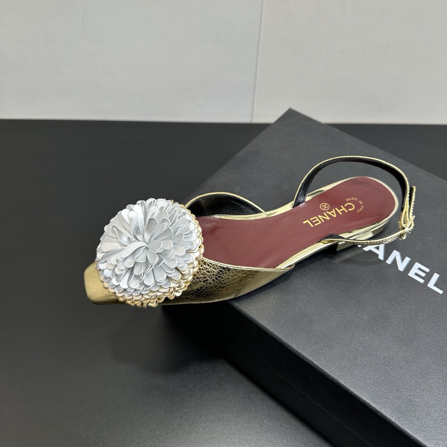 NO:706269,CHANEL Chanel's floral flat toe-back sandals are so heartwarming!  The gold and silver models with metallic luster are full of elegance, while the black and white basic models are simple and advanced. The three-dimensional flower decoration on the toe instantly lights up the shape and adds a sense of sophistication. The pointed toe design quietly elongates the foot shape, and the soft soles are not tired when walking. The red lining also adds a touch of retro charm. Pairing with a small dress is the focus of the dinner, and jeans are sweet and cool. French elegance and casual fashion can be switched with one click. Who can not love this pair of beautiful and comfortable shoes!  Sheepskin upper, sheepskin lining/insole, genuine leather sole, size 35-39 (set at 40.41), sandals, chanel, chanel, sandals, skirts, jeans, sheepskin19860909CHANEL香奈儿小香风这款花朵平底包头后空凉鞋也太戳心了！金属光泽的金银款贵气满满,黑白基础款简约又高级,鞋头立体花朵装饰瞬间点亮造型,精致感拉满.尖头设计悄悄拉长脚型,软乎乎的鞋底暴走都不累,红内衬还添了丝复古韵味.搭小礼裙是晚宴焦点,配牛仔裤又甜又酷,法式优雅和随性时髦一键切换,这双美貌与舒适并存的神仙鞋子,谁能不爱！ 鞋面羊皮 内里/鞋垫羊皮 鞋底真皮底 码数35-39（40.41定）,凉鞋单鞋,chanel,chanel,sandals,skirts,jeans,sheepskin,Women's Shoes