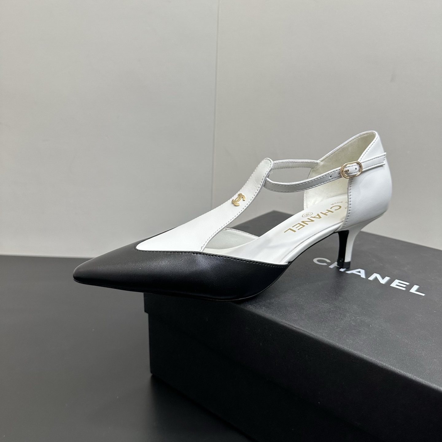 NO:706261,26ss spring and summer new Chanel Chanel small fragrant pointed toe double color hollow high-heeled sandals classic double C buckle high-heeled shoes Pointed toe design: elegant and slim, lengthening the leg line Bow decoration: sweet and cute, adding feminine charm High-heeled design: tall and slim, showing elegance, versatile and durable, suitable for various occasions Paired with business attire, showing the elegance and ability of working women Paired with evening dresses, become the focus of the audience Paired with dresses, showing a romantic and feminine side Paired with jeans, you can easily control the casual style  Whether it is daily commuting or attending a party, it allows you to cope easily and show elegance. Sheepskin upper, sheepskin lining, heel height 5cm, Italian genuine leather outsole, size 35-39 (40.41 custom-made, non-refundable), high heels and sandals, chanel, chanel, sandals, high heels, skirts, jeans, sheepskin, Leather soles1986090926ss春夏新款Chanel香奈儿 小香尖头双拼色中空高跟凉鞋经典双C扣高跟单鞋 尖头设计:优雅显瘦,拉长腿部线条蝴蝶结装饰:甜美可爱,增添女性魅力高跟设计:显高显瘦,展现优雅气质百搭耐看,适合各种场合 搭配职业装,展现职场女性的优雅与干练搭配晚礼服,成为全场焦点 搭配连衣裙,展现浪漫柔美的一面搭配牛仔裤,轻松驾驭休闲风格 无论是日常通勤还是参加派对,它都能让你轻松应对,展现优雅气质 鞋面羊皮 内里垫脚羊皮 跟高5cm 鞋底意大利真皮大底 码数35-39（40.41定做不退换）,高跟鞋凉鞋,chanel,chanel,sandals,high heels,skirts,jeans,sheepskin,Leather soles,Women's Shoes