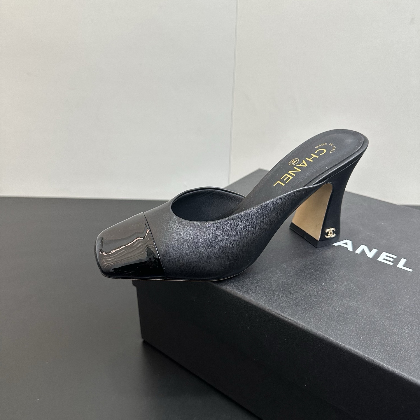 NO:706268,Chanel Xiaoxiangfeng Chanel Xiaoxiang F016 2026ss early spring catwalk new high-heeled cap-toe half slippers. The counter is crazy. The photos are popular on major social platforms. This issue's catwalk style is absolutely too handsome. It is definitely the most popular style of this season. The fairies at the counter are really knowledgeable. They don't get stuck or rub the feet. The texture is very soft and comfortable on the feet, super versatile. The fabric is horse hair/sheepskin+patent leather.  Lining is environmentally friendly mixed sheepskin. Outsole is Italian genuine leather. Heel height is 8.5cm. Size 35-40 (40 and 41 are custom-made and cannot be returned or exchanged). Semi-high heels, chanel, chanel, high heels, slippers, sheepskin, Leather soles19860909Chanel小香风香奈儿小香F016 2026ss早春走秀新款高跟包头半拖鞋 专柜简直疯抢了,各大社交平台热门晒图,这期的走秀款绝对太帅了,绝对是这一季最热门的款式,专柜仙女们真的太识货了,不卡脚也不会磨脚,质感上脚是非常柔软舒服的,超级百搭. 面料马毛/羊皮+漆皮 内里环保混种羊皮 大底意大利真皮大底跟高8.5cm 码数35-40（40、41定做不退换）,半拖高跟鞋,chanel,chanel,high heels,slippers,sheepskin,Leather soles,Women's Shoes