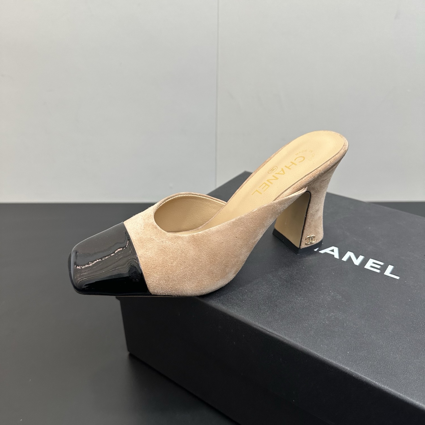 NO:706250,Chanel Xiaoxiangfeng Chanel Xiaoxiang F016 2026ss early spring catwalk new high-heeled cap-toe half slippers. The counter is crazy. The photos are popular on major social platforms. This issue's catwalk style is absolutely too handsome. It is definitely the most popular style of this season. The fairies at the counter are really knowledgeable. They don't get stuck or rub the feet. The texture is very soft and comfortable on the feet, super versatile. The fabric is horse hair/sheepskin+patent leather.  Eco-friendly hybrid sheepskin lining, Italian genuine leather outsole, heel height 8.5cm, size 35-40 (40, 41 custom-made, non-refundable), semi-high heels, chanel, chanel, high heels, slippers, sheepskin, Leather soles19860909Chanel小香风香奈儿小香F016 2026ss早春走秀新款高跟包头半拖鞋 专柜简直疯抢了,各大社交平台热门晒图,这期的走秀款绝对太帅了,绝对是这一季最热门的款式,专柜仙女们真的太识货了,不卡脚也不会磨脚,质感上脚是非常柔软舒服的,超级百搭. 面料马毛/羊皮+漆皮 内里环保混种羊皮 大底意大利真皮大底 跟高8.5cm 码数35-40（40、41定做不退换）,半拖高跟鞋,chanel,chanel,high heels,slippers,sheepskin,Leather soles,Women's Shoes