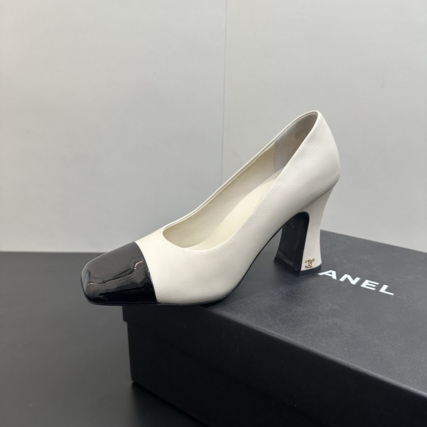 NO:706253,Chanel Xiaoxiangfeng Chanel Xiaoxiang F016 2026ss early spring catwalk new high-heeled splicing single shoes. The counters are crazy. The photos are popular on major social platforms. This issue's catwalk models are absolutely too handsome. They are definitely the most popular styles this season. The fairies at the counter are really knowledgeable. They don't get stuck or rub your feet. The texture is very soft and comfortable on the feet, super versatile. Fabric Horsehair/Sheepskin+Patent Leather  Eco-friendly hybrid sheepskin lining, Italian genuine leather outsole, heel height 8.5cm, size 35-40 (40, 41 customized, non-refundable), high-heeled shoes, chanel, chanel, high heels, sheepskin, Leather soles19860909Chanel小香风香奈儿小香F016 2026ss早春走秀新款高跟拼接单鞋 专柜简直疯抢了,各大社交平台热门晒图,这期的走秀款绝对太帅了,绝对是这一季最热门的款式,专柜仙女们真的太识货了,不卡脚也不会磨脚,质感上脚是非常柔软舒服的,超级百搭. 面料马毛/羊皮+漆皮 内里环保混种羊皮 大底意大利真皮大底 跟高8.5cm 码数35-40（40、41定做不退换）,高跟鞋单鞋,chanel,chanel,high heels,sheepskin,Leather soles,Women's Shoes