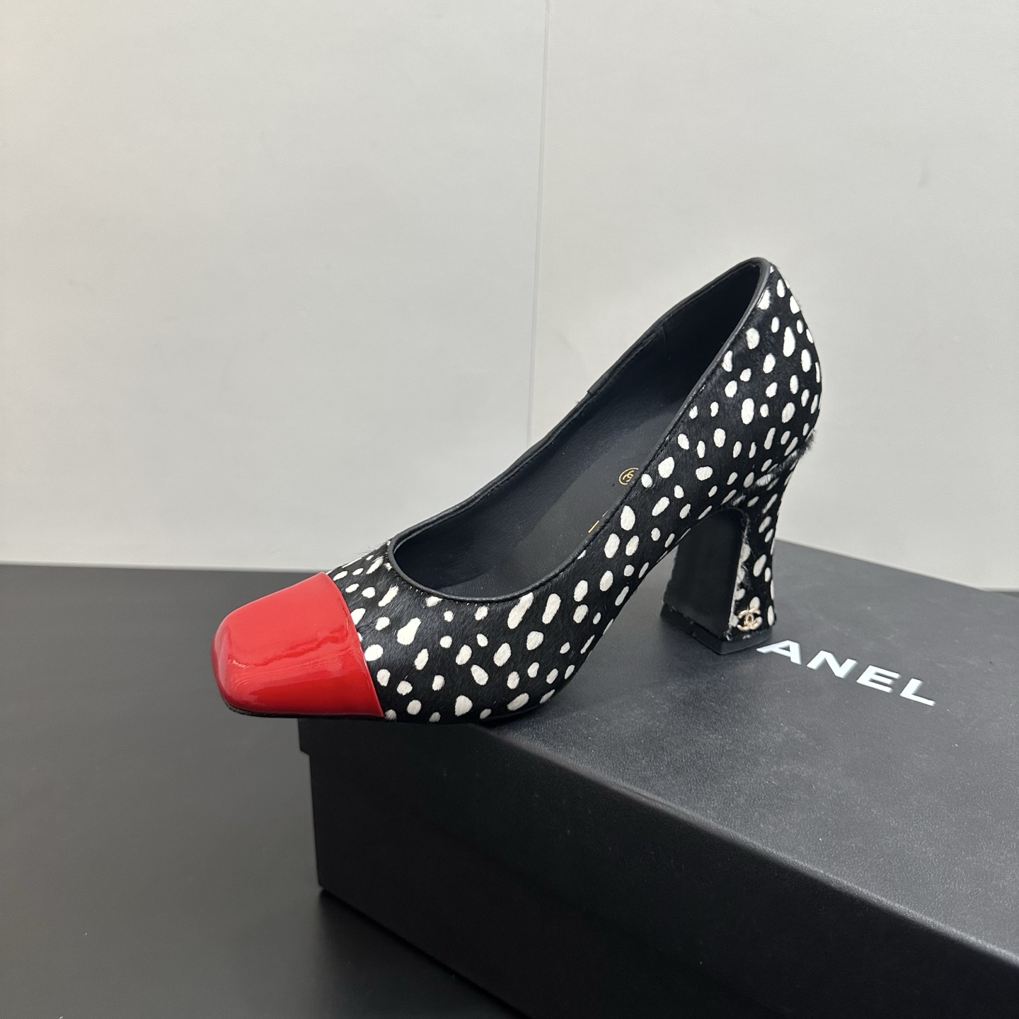 NO:706255,Horse hair Chanel F016 2026ss early spring catwalk new high-heeled splicing shoes. The counters are crazy. The pictures are popular on major social platforms. This issue's catwalk models are absolutely too handsome. They are definitely the most popular styles of this season. The fairies at the counter are really knowledgeable. They don't get stuck or rub the feet. The texture is very soft and comfortable on the feet, super versatile. Fabric Horsehair/Sheepskin+Patent Leather  Eco-friendly hybrid sheepskin lining, Italian genuine leather outsole, heel height 8.5cm, size 35-40 (40, 41 customized, non-refundable), high-heeled shoes, chanel, chanel, high heels, sheepskin, Leather soles19860909马毛  Chanel小香风香奈儿小香F016 2026ss早春走秀新款高跟拼接单鞋 专柜简直疯抢了,各大社交平台热门晒图,这期的走秀款绝对太帅了,绝对是这一季最热门的款式,专柜仙女们真的太识货了,不卡脚也不会磨脚,质感上脚是非常柔软舒服的,超级百搭. 面料马毛/羊皮+漆皮 内里环保混种羊皮 大底意大利真皮大底 跟高8.5cm 码数35-40（40、41定做不退换）,高跟鞋单鞋,chanel,chanel,high heels,sheepskin,Leather soles,Women's Shoes